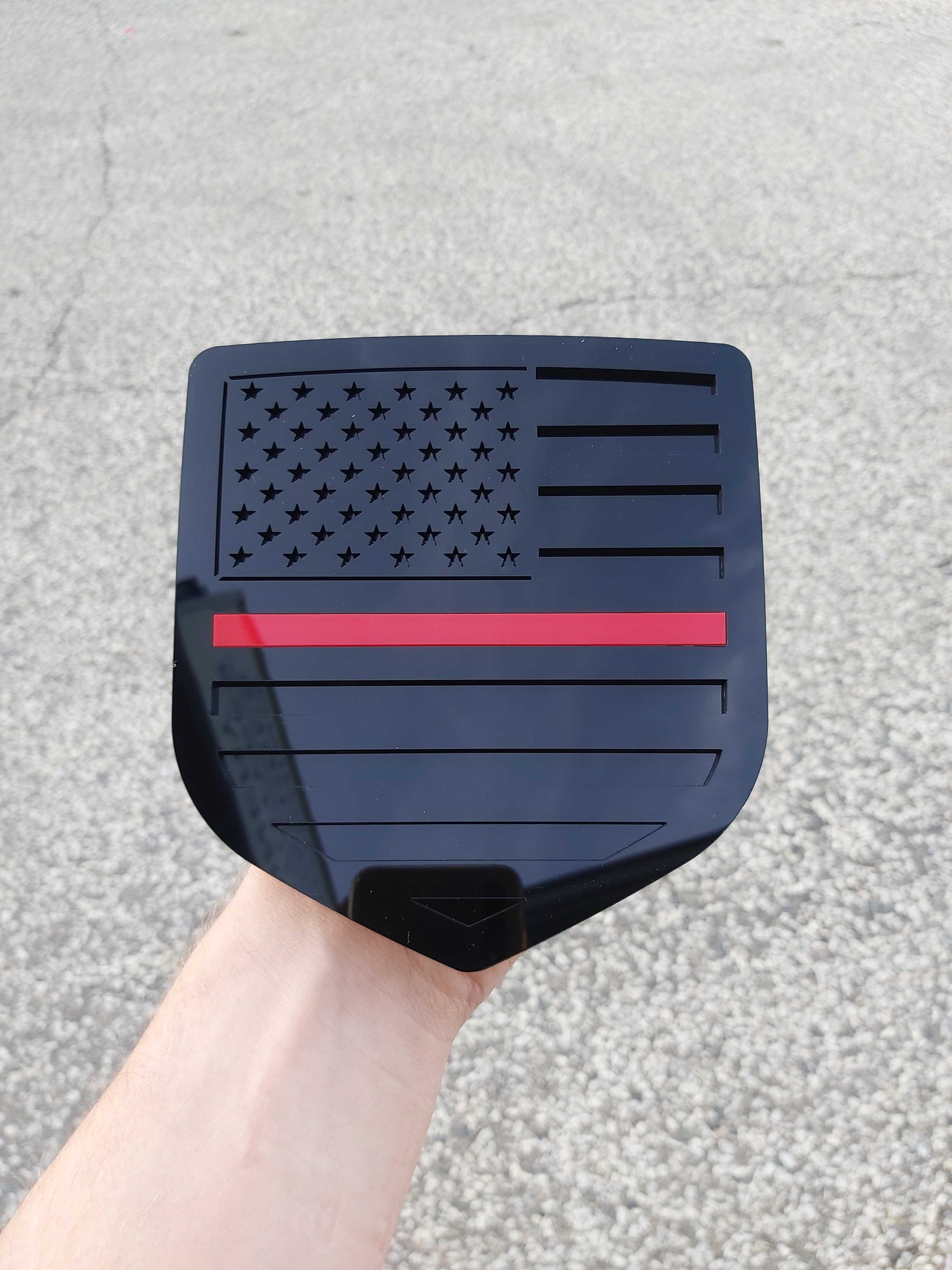 Insignia de la bandera estadounidense: se adapta a modelos Dodge® Ram® 2009-2018, portón trasero, 1500, 2500, 3500, negro sobre negro con una línea roja delgada