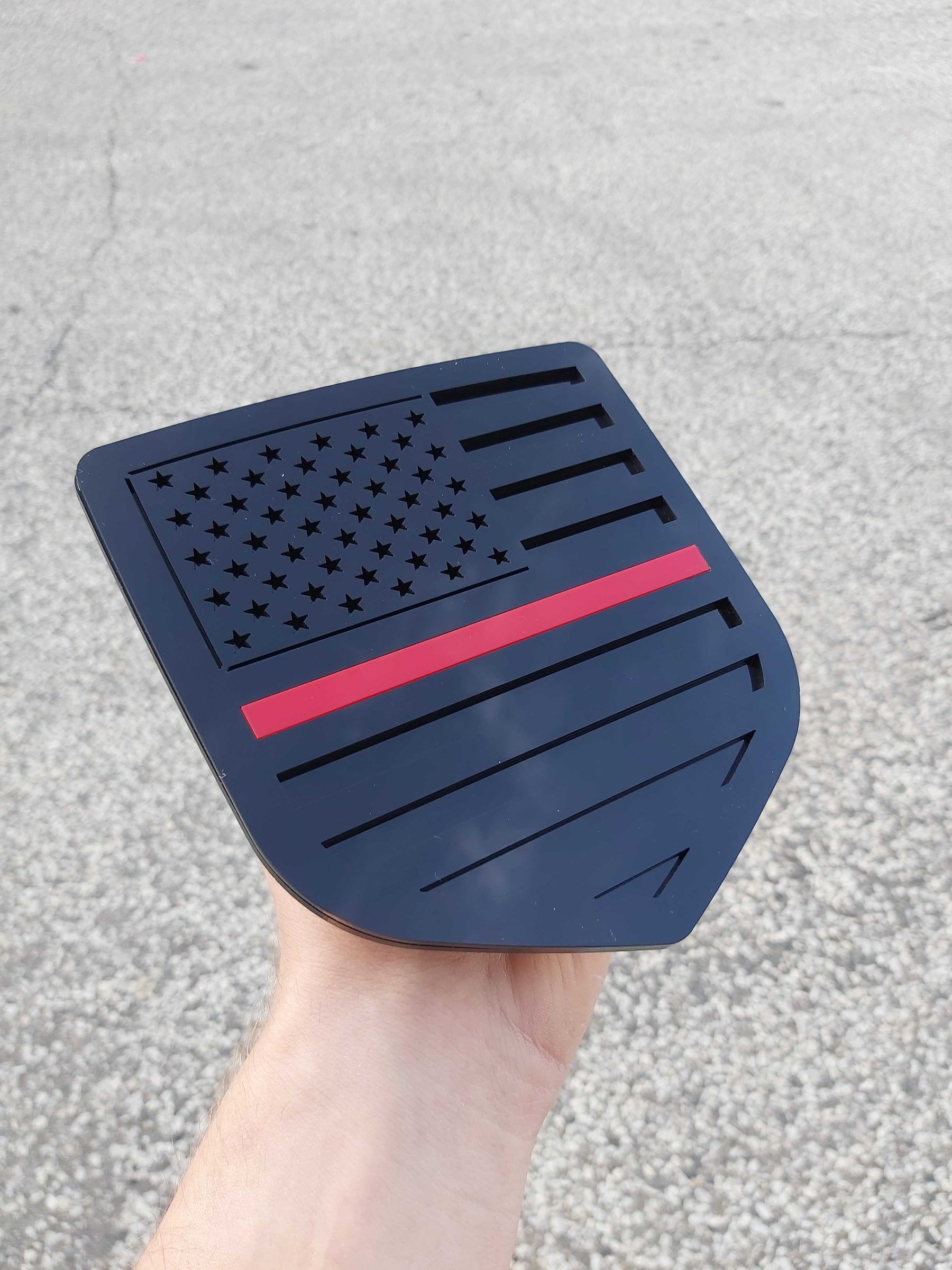 Insignia de la bandera estadounidense: se adapta a modelos Dodge® Ram® 2009-2018, portón trasero, 1500, 2500, 3500, negro sobre negro con una línea roja delgada