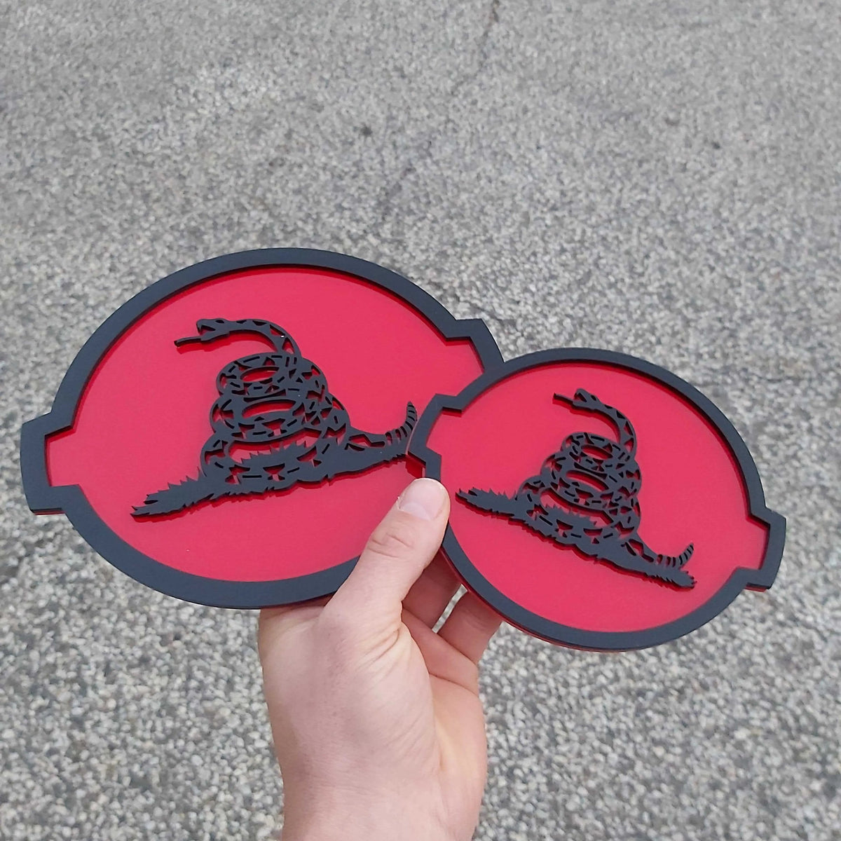 Insignia de serpiente Don't Tread On Me: se adapta a la parrilla y al portón trasero de Nissan® Titan® 2016-2024, color negro sobre rojo