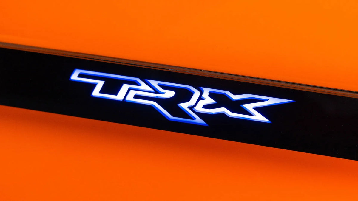 Borde de matrícula con LED TRX®: producto con licencia oficial