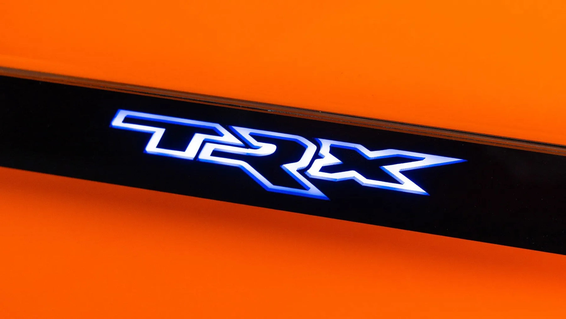 Borde de matrícula con LED TRX®: producto con licencia oficial