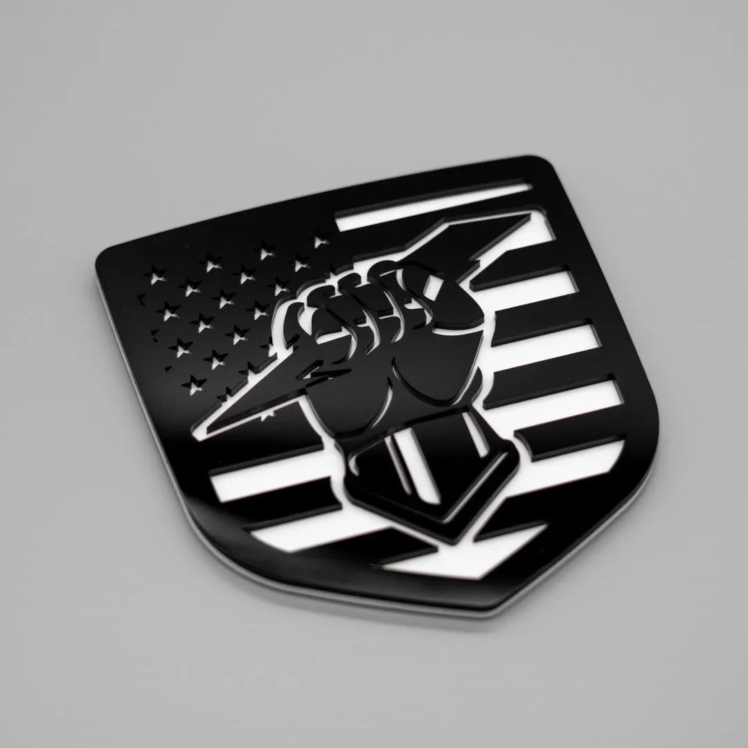 Insignia para portón trasero RAM® totalmente personalizada: cargue la suya. Se adapta a portones traseros RAM® 2009-2018: 1500, 2500, 3500