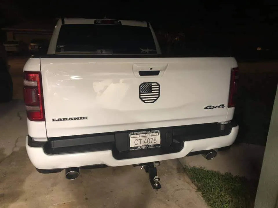 Insignia de la bandera estadounidense: compatible con Dodge® Ram® Tailgate 2019+ (5.ª generación) -1500, 2500, 3500 - Negro sobre blanco