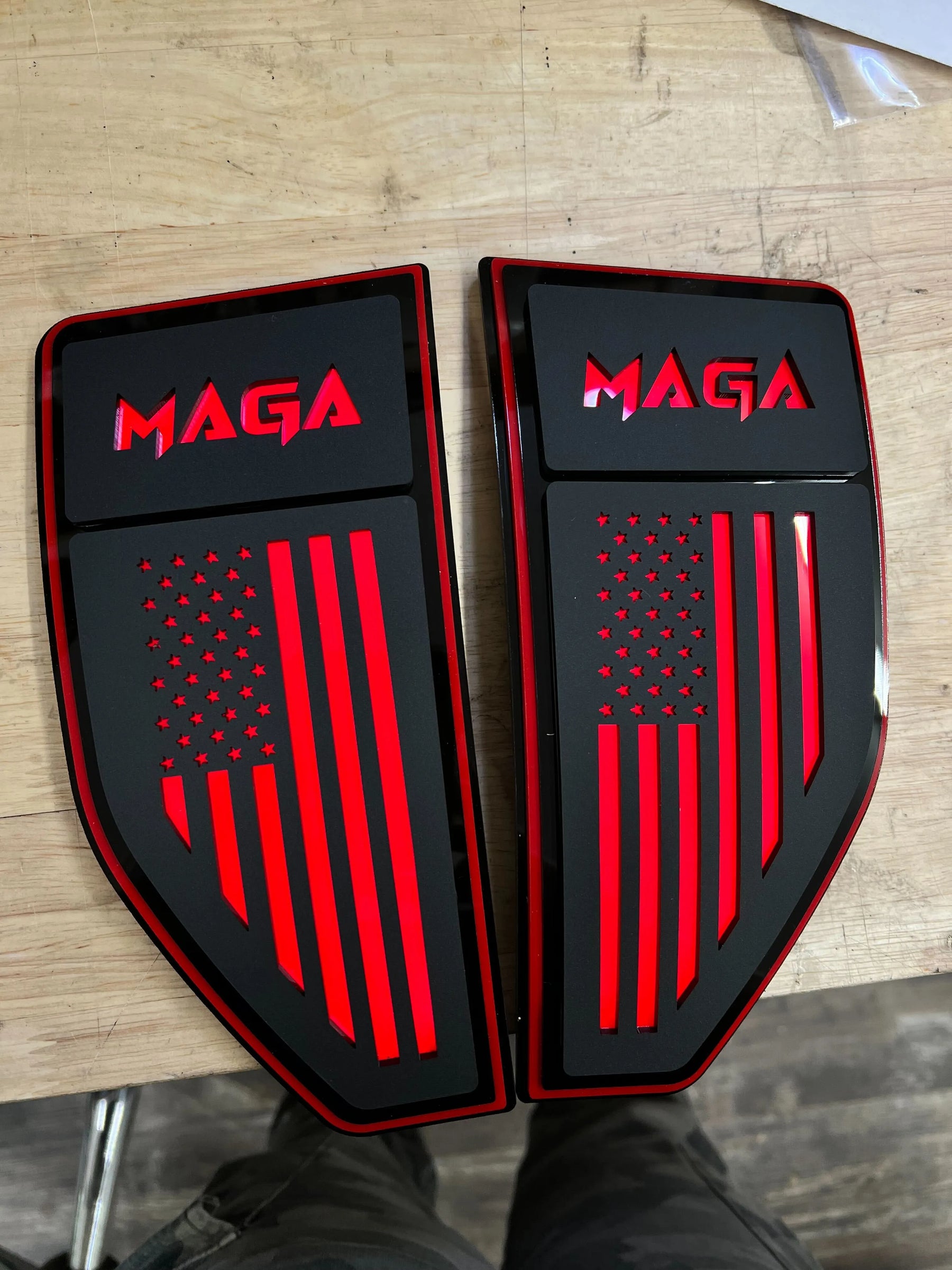 Juego de insignias LED para guardabarros con texto personalizado y bandera estadounidense: compatible con Ford® Maverick® 2022+, totalmente personalizable