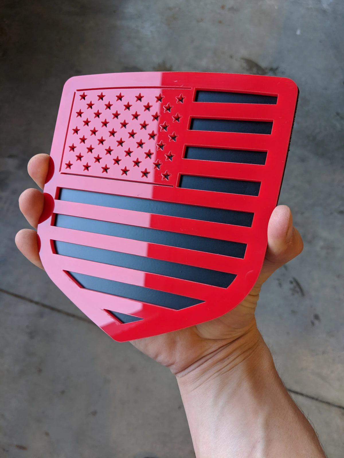 Insignia de la bandera estadounidense: se adapta a modelos Dodge® Ram® 2009-2018, portón trasero, 1500, 2500, 3500, rojo sobre negro