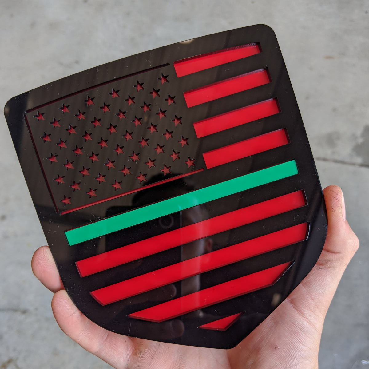 Insignia de la bandera estadounidense: se adapta a modelos Dodge® Ram® 2009-2018, portón trasero, 1500, 2500, 3500, negro sobre rojo con una línea verde fina