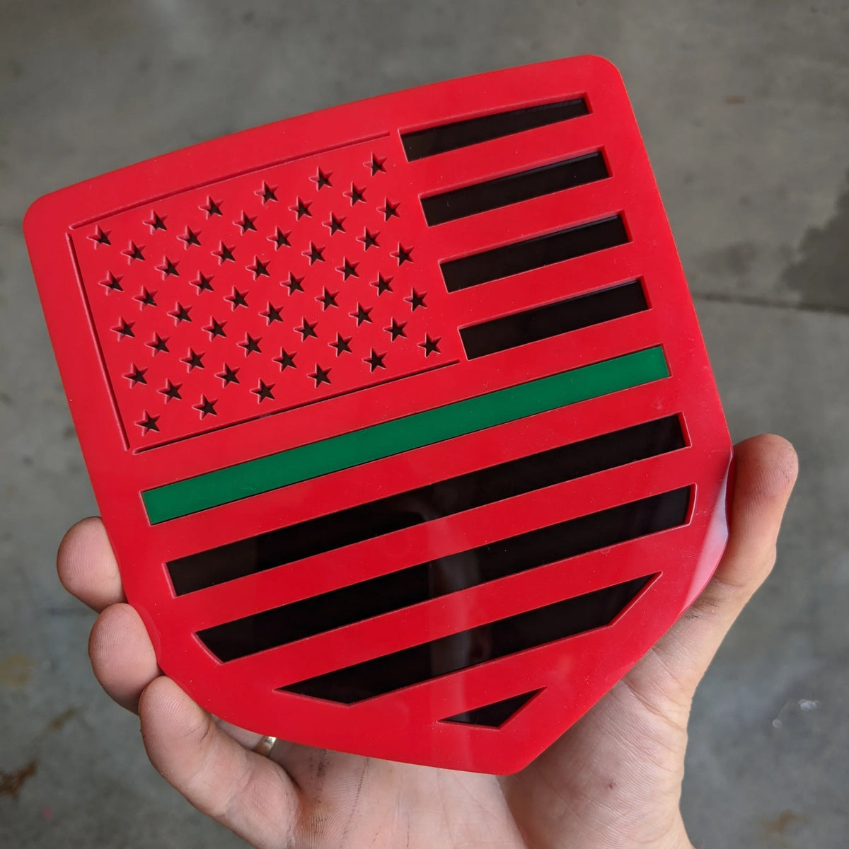 Insignia de la bandera estadounidense: se adapta a modelos Dodge® Ram® 2009-2018, portón trasero, 1500, 2500, 3500, rojo sobre negro con una línea verde fina