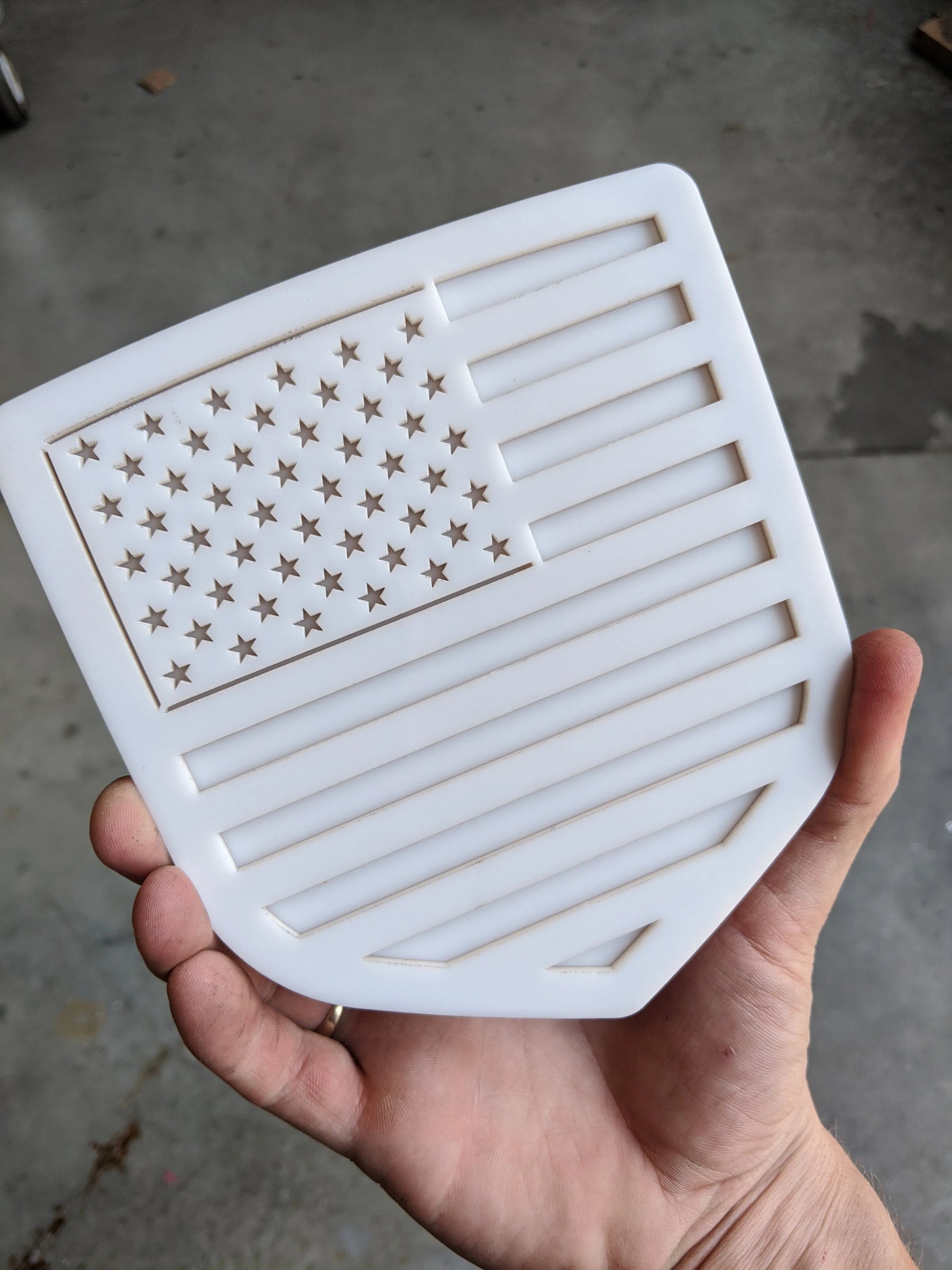 Insignia de la bandera estadounidense: se adapta a modelos Dodge® Ram® 2009-2018, portón trasero, 1500, 2500, 3500, color blanco