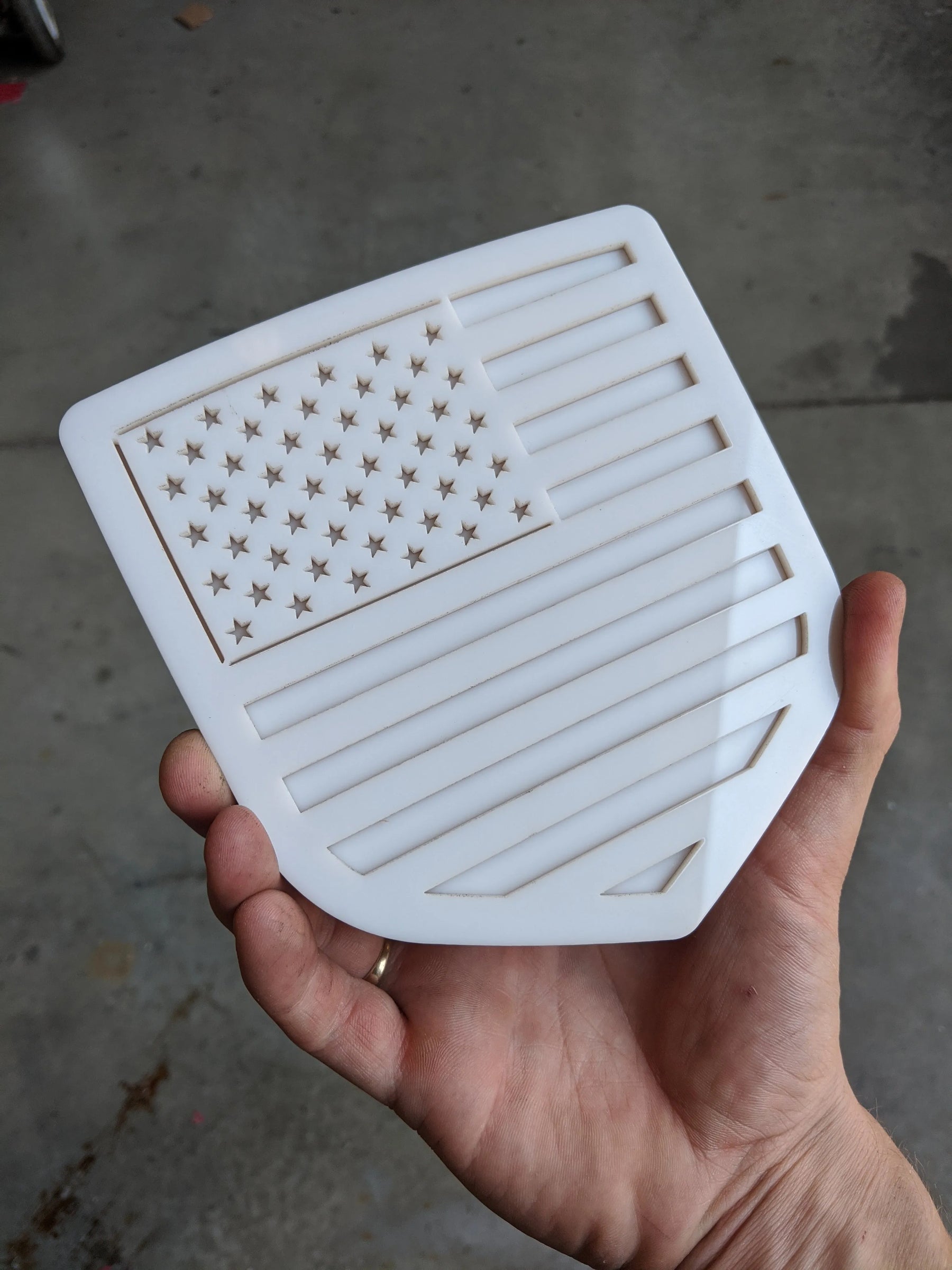 Insignia de la bandera estadounidense: se adapta a modelos Dodge® Ram® 2009-2018, portón trasero, 1500, 2500, 3500, color blanco