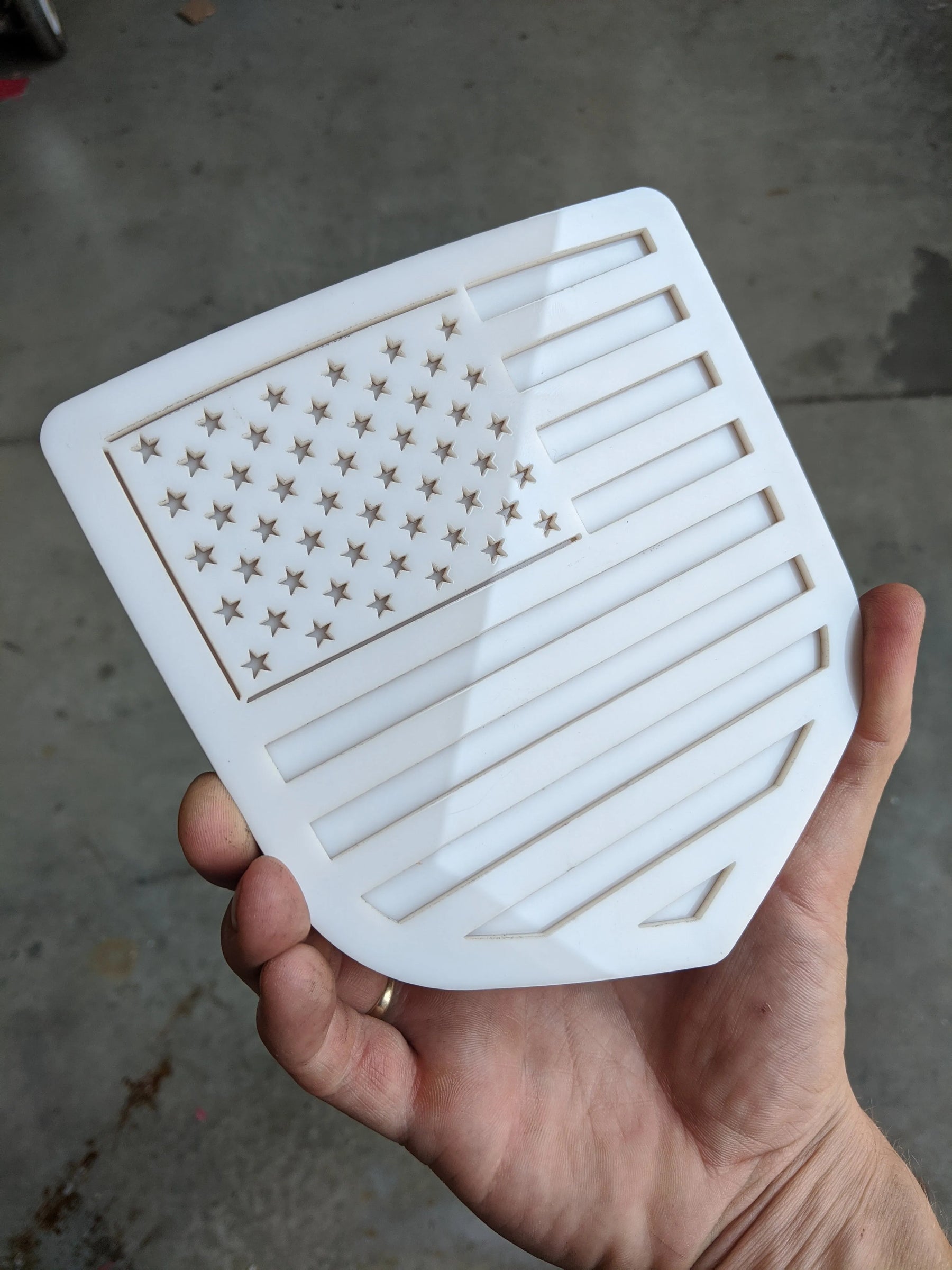 Insignia de la bandera estadounidense: se adapta a modelos Dodge® Ram® 2009-2018, portón trasero, 1500, 2500, 3500, color blanco