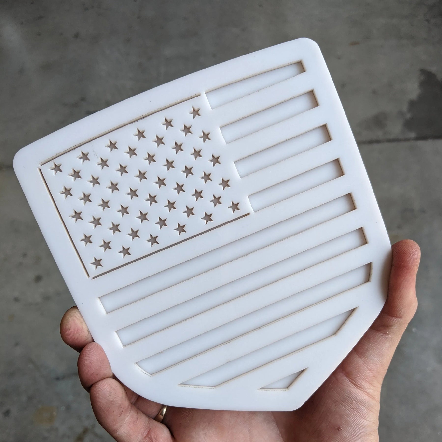 Insignia de la bandera estadounidense: se adapta a modelos Dodge® Ram® 2009-2018, portón trasero, 1500, 2500, 3500, color blanco