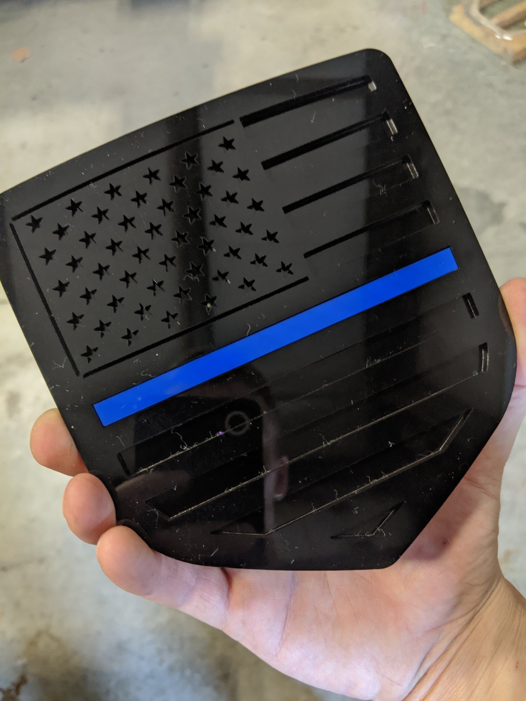 Insignia de la bandera estadounidense: se adapta a modelos Dodge® Ram® 2009-2018, portón trasero, 1500, 2500, 3500, negro sobre negro con una línea azul fina