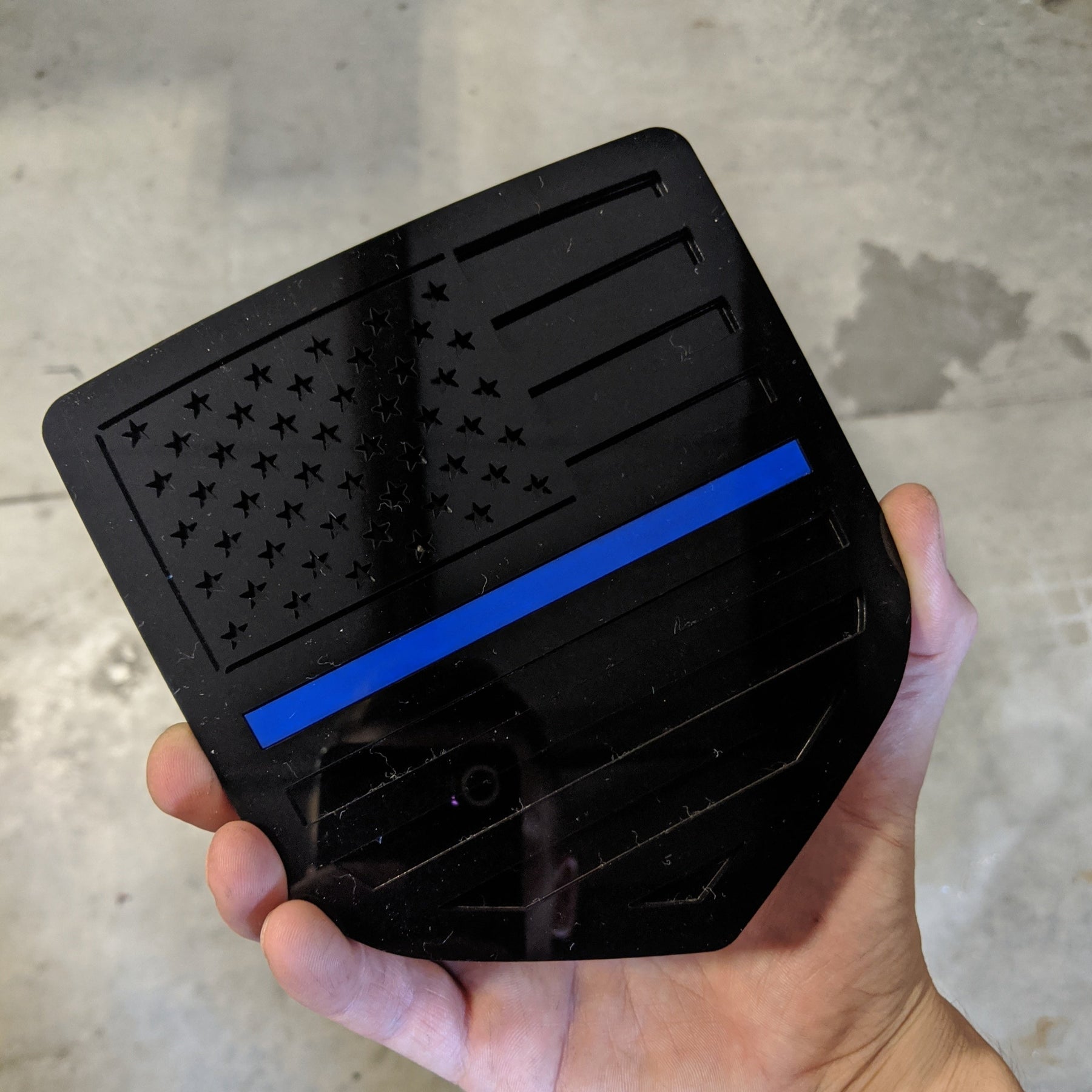 Insignia de la bandera estadounidense: se adapta a modelos Dodge® Ram® 2009-2018, portón trasero, 1500, 2500, 3500, negro sobre negro con una línea azul fina