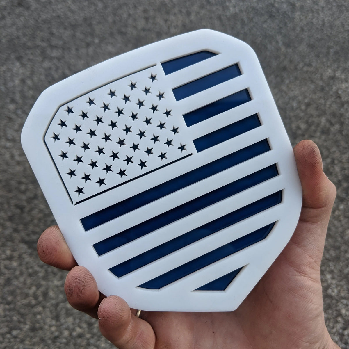 Insignia de la bandera estadounidense: se adapta a la parrilla Dodge® Ram® 2013-2018: 1500, 2500, 3500, blanca sobre azul