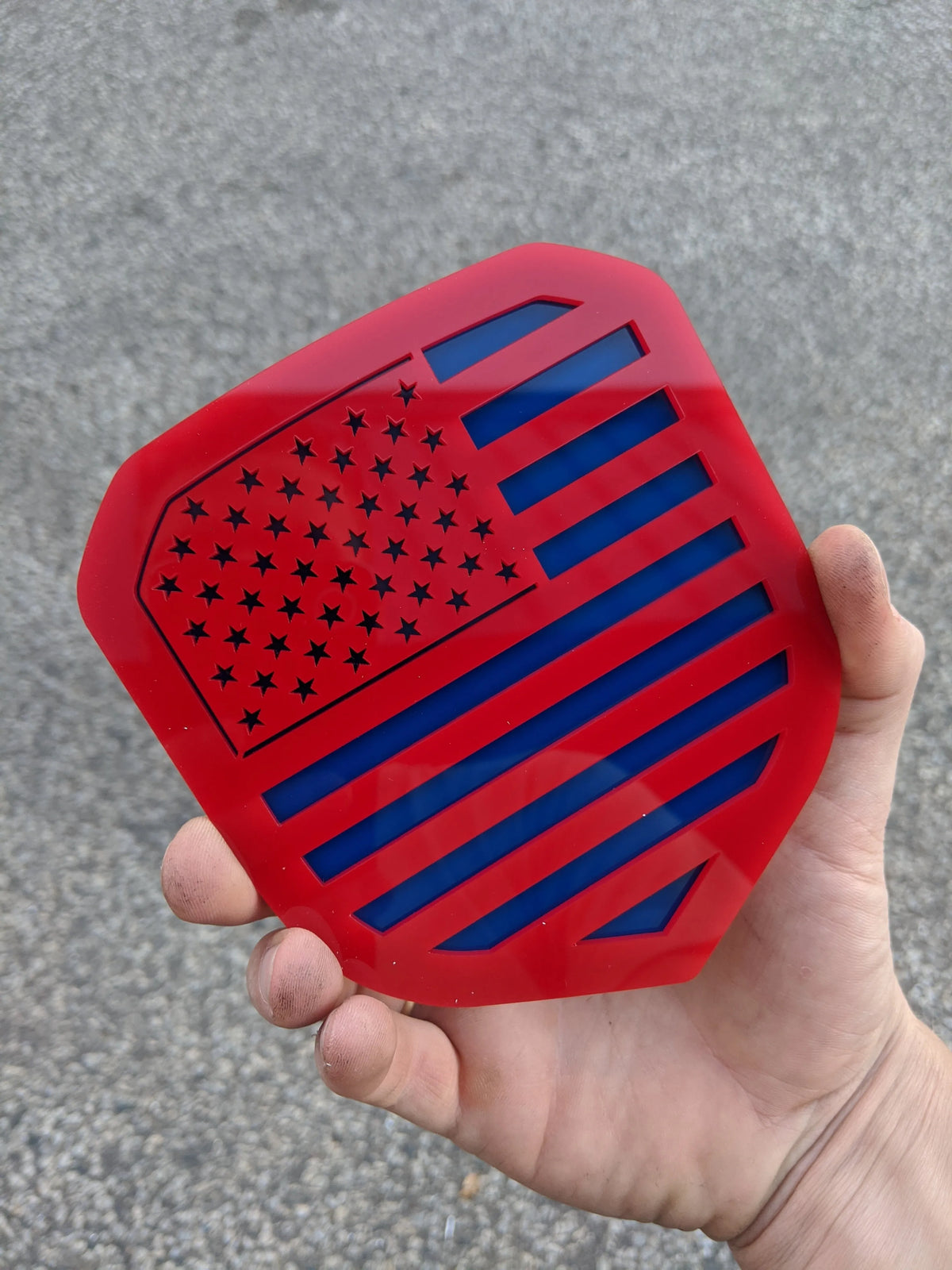 Insignia de la bandera estadounidense: se adapta a la parrilla Dodge® Ram® 2013-2018: 1500, 2500, 3500, roja sobre azul