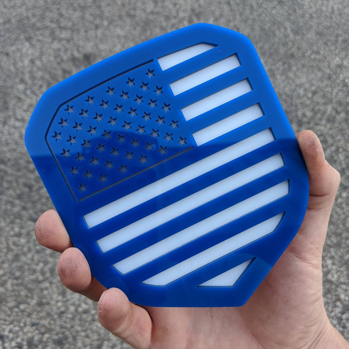 Insignia de la bandera estadounidense: compatible con la parrilla Dodge® Ram® 2013-2018 (1500, 2500, 3500), azul sobre blanco