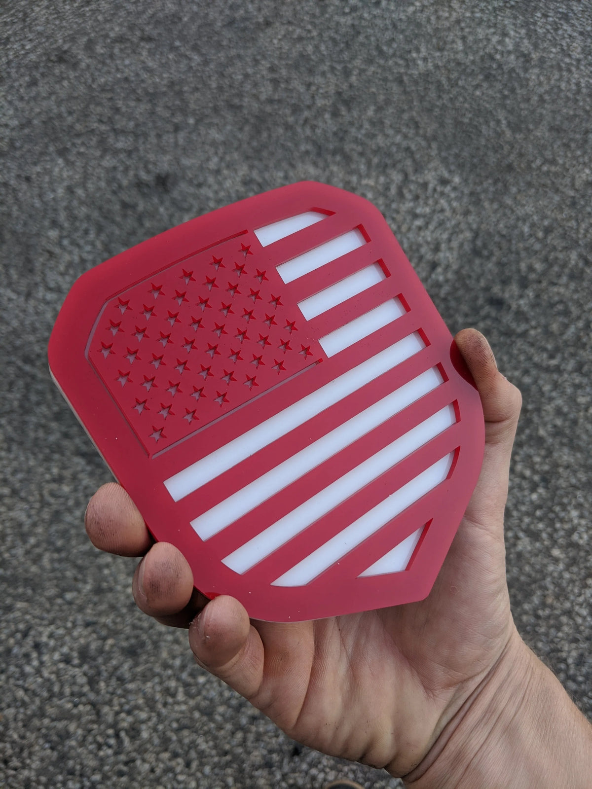 Insignia de la bandera estadounidense: se adapta a la parrilla Dodge® Ram® 2013-2018 (1500, 2500, 3500), color rojo sobre blanco