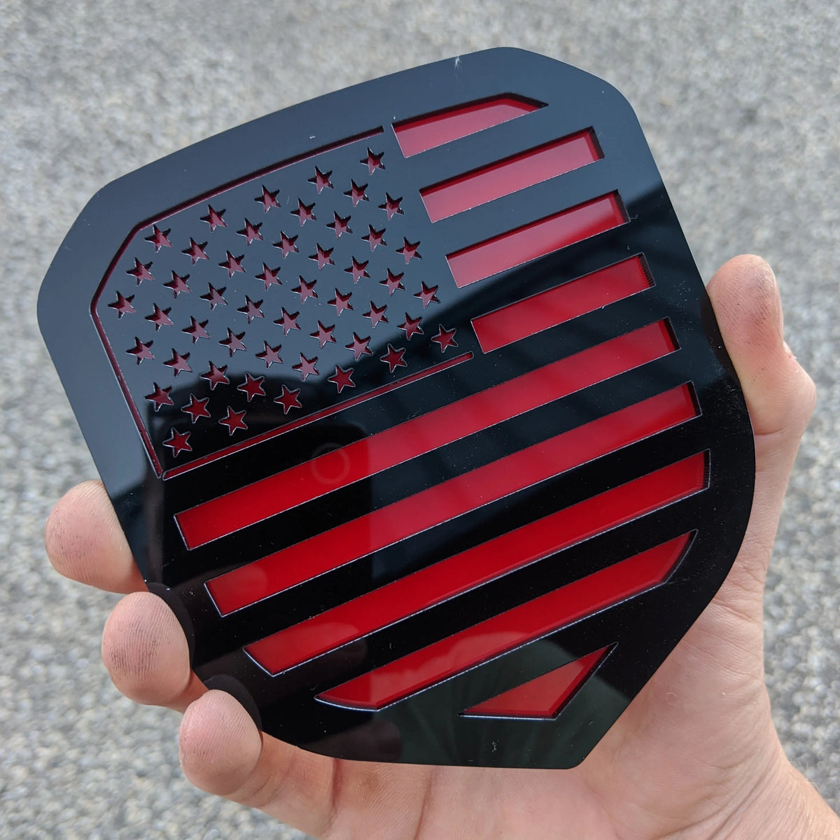 Insignia de la bandera estadounidense: compatible con la parrilla Dodge® Ram® 2013-2018 (1500, 2500, 3500), color negro sobre rojo