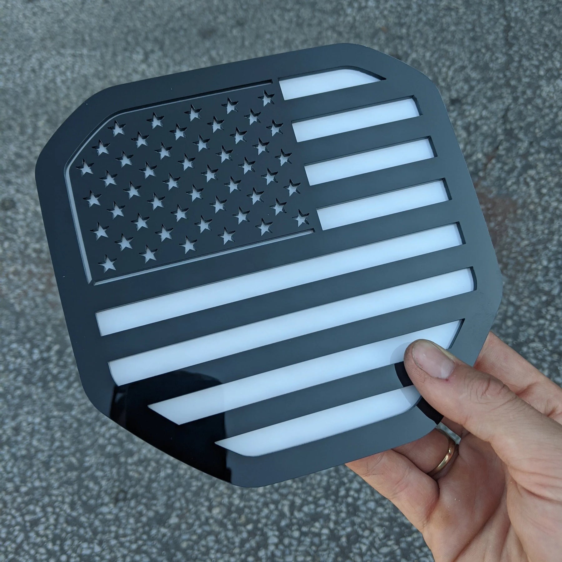 Insignia de la bandera estadounidense: compatible con Dodge® Ram® Tailgate 2019+ (5.ª generación) -1500, 2500, 3500 - Negro sobre blanco