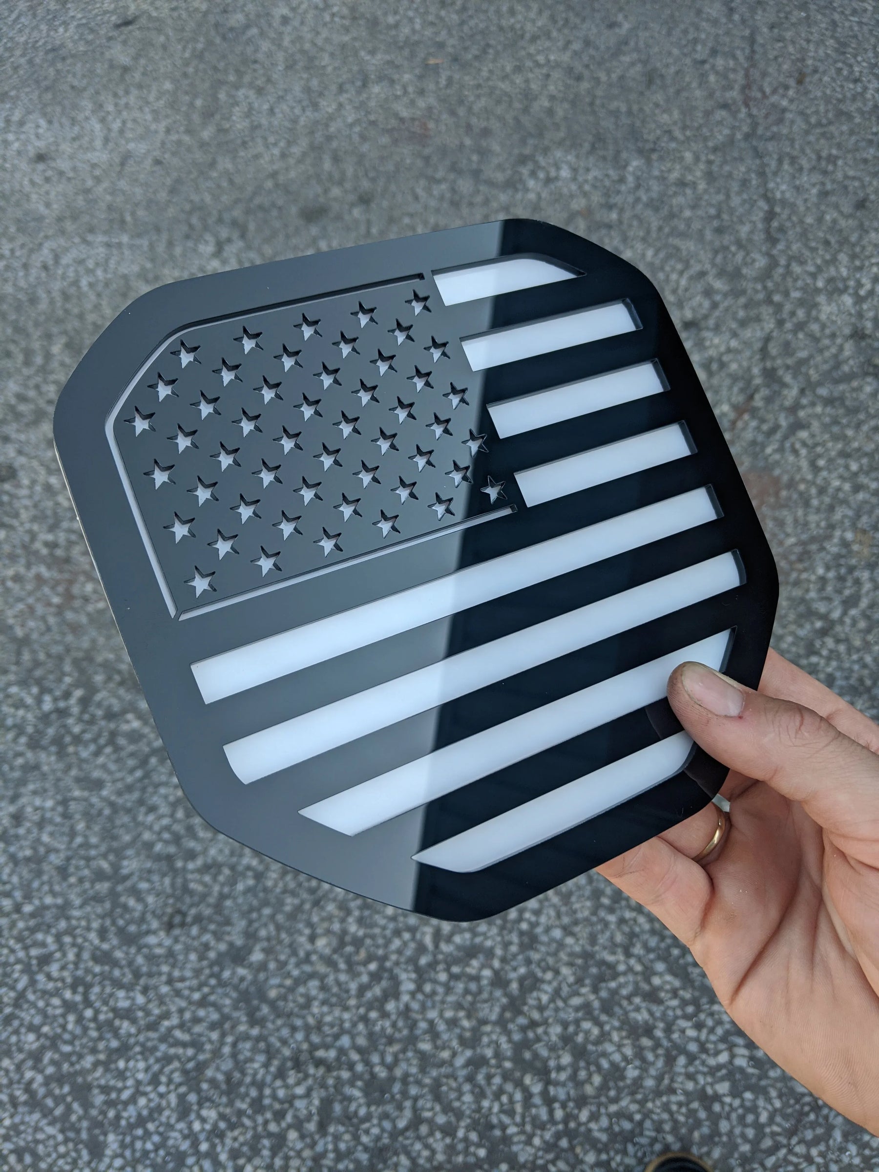 Insignia de la bandera estadounidense: compatible con Dodge® Ram® Tailgate 2019+ (5.ª generación) -1500, 2500, 3500 - Negro sobre blanco
