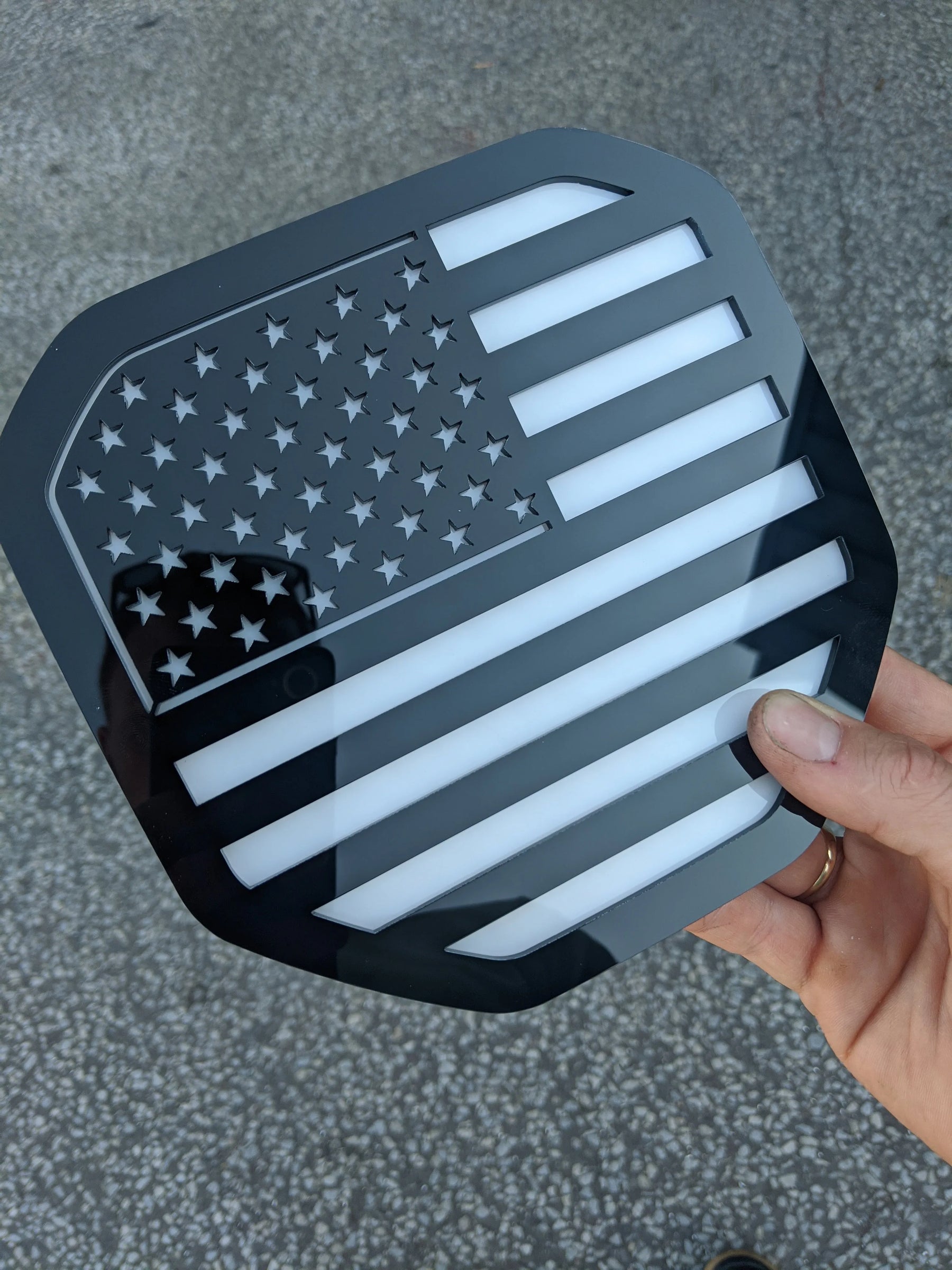 Insignia de la bandera estadounidense: compatible con Dodge® Ram® Tailgate 2019+ (5.ª generación) -1500, 2500, 3500 - Negro sobre blanco