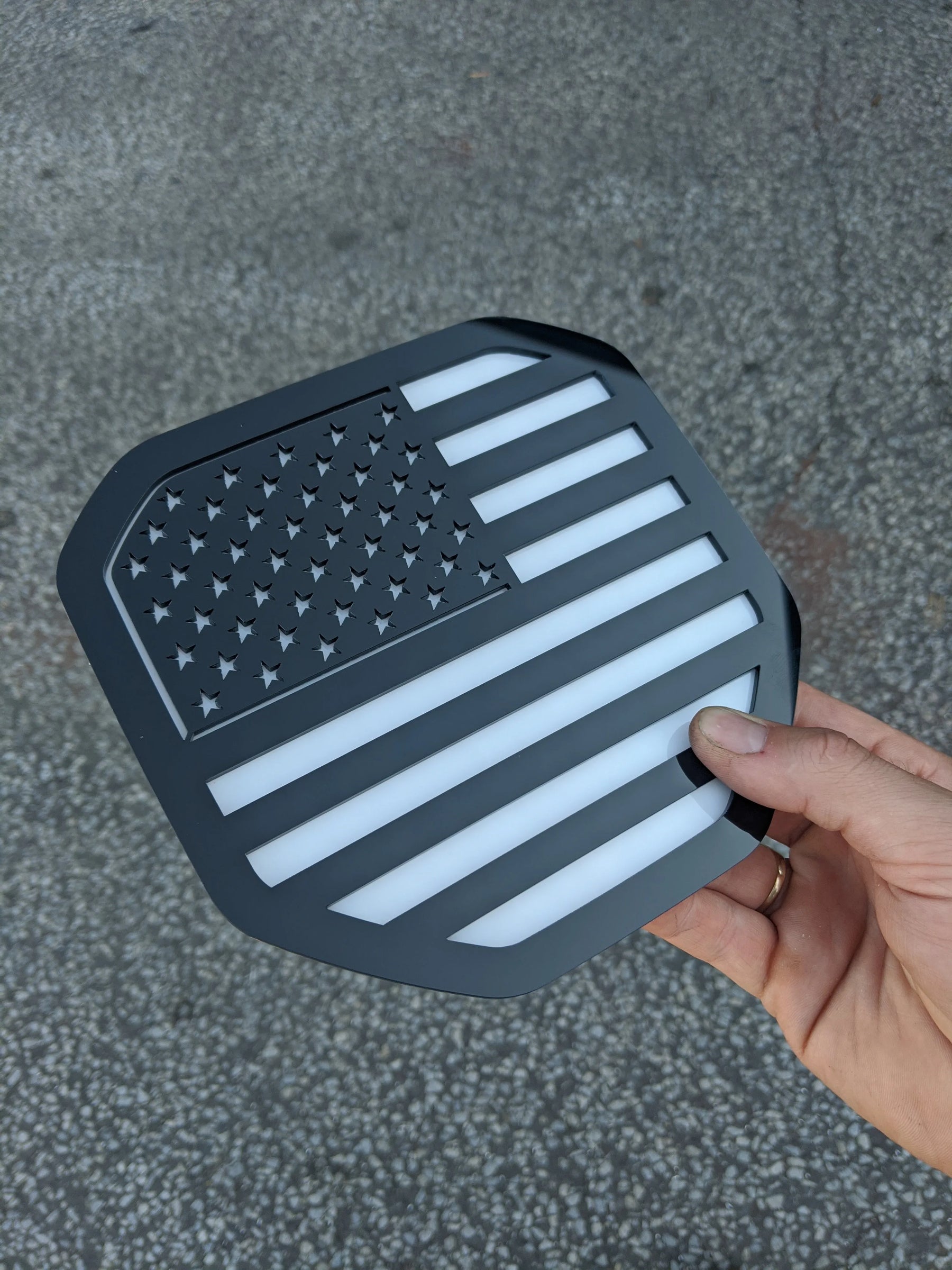 Insignia de la bandera estadounidense: compatible con Dodge® Ram® Tailgate 2019+ (5.ª generación) -1500, 2500, 3500 - Negro sobre blanco