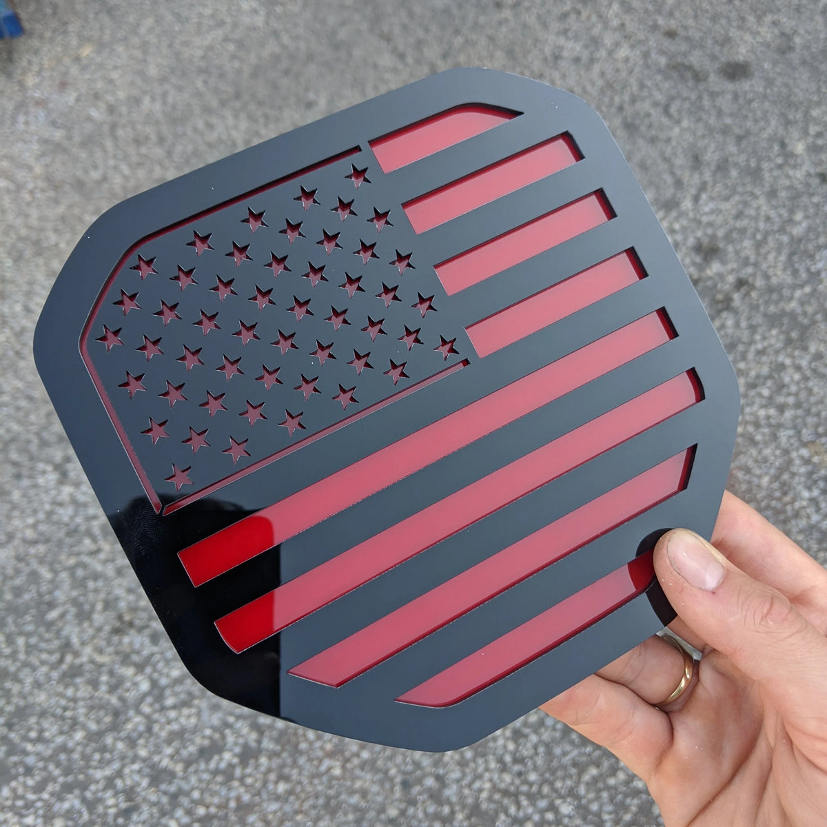 Insignia de la bandera estadounidense: compatible con Dodge® Ram® Tailgate 2019+ (5.ª generación) -1500, 2500, 3500 - Negro sobre rojo