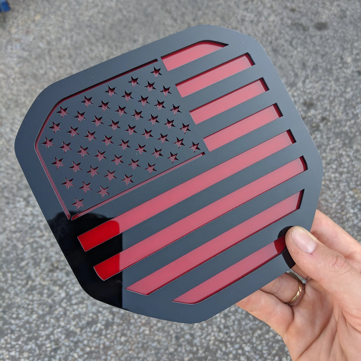 Insignia de la bandera estadounidense: compatible con Dodge® Ram® Tailgate 2019+ (5.ª generación) -1500, 2500, 3500 - Negro sobre rojo