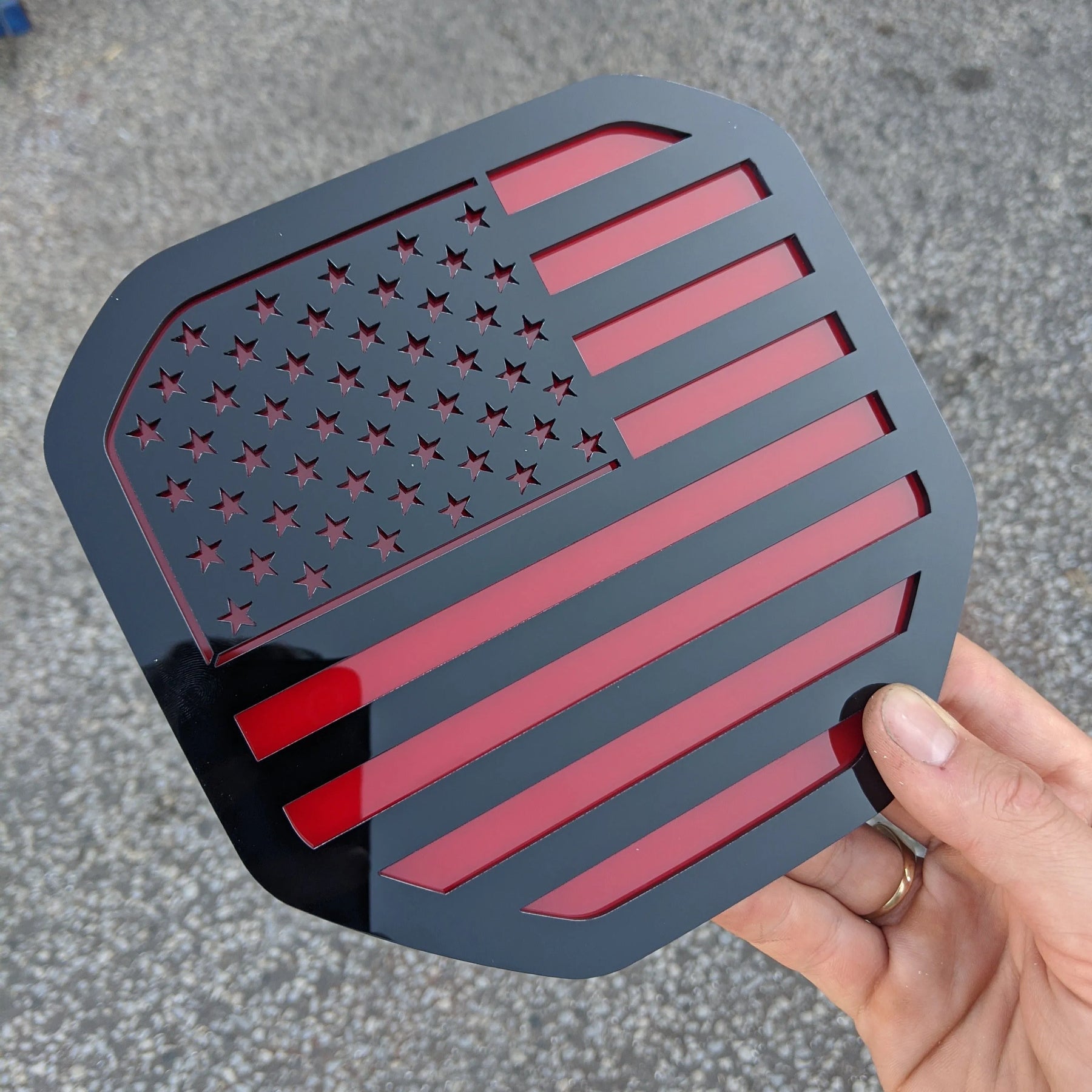 Badge drapeau américain - Compatible avec les modèles Dodge® Ram® Tailgate 2019+ (5e génération) - 1500, 2500, 3500 - Noir sur rouge