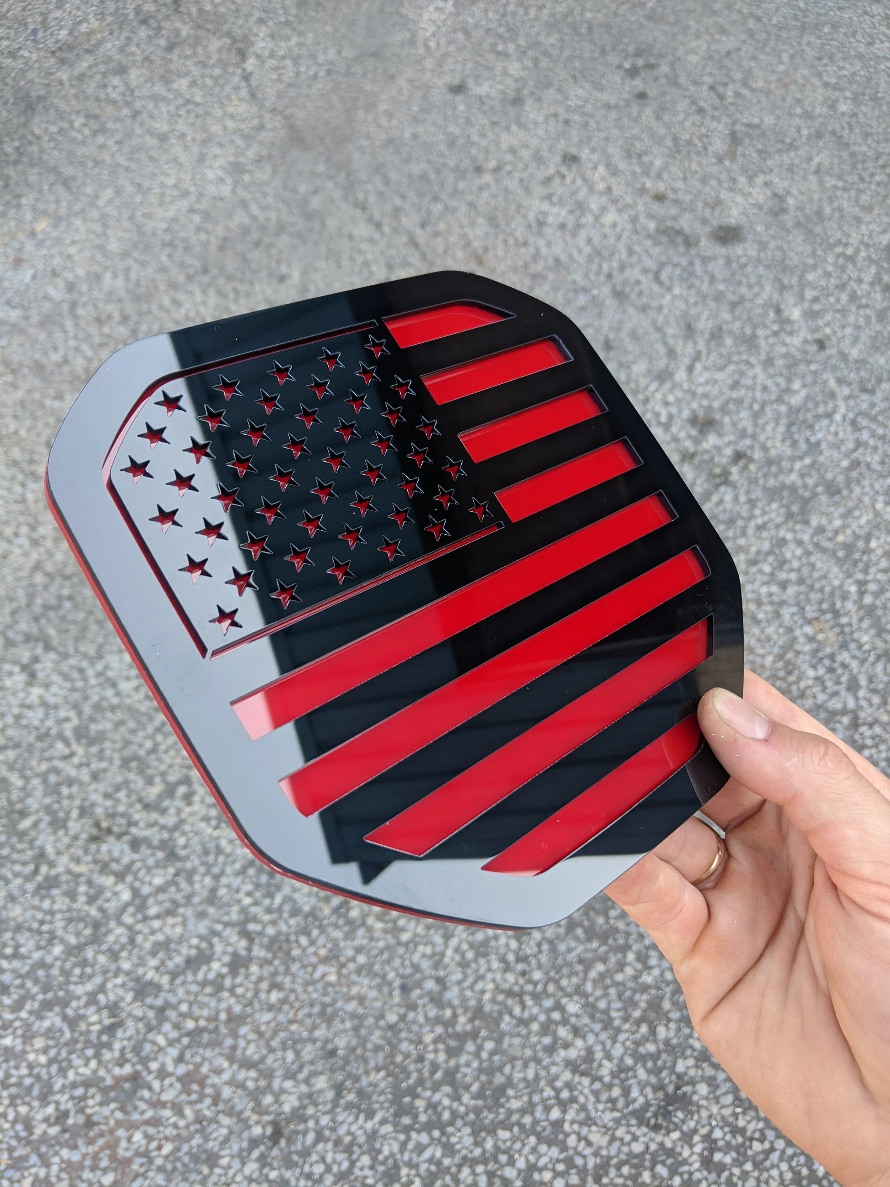 Badge drapeau américain - Compatible avec les modèles Dodge® Ram® Tailgate 2019+ (5e génération) - 1500, 2500, 3500 - Noir sur rouge