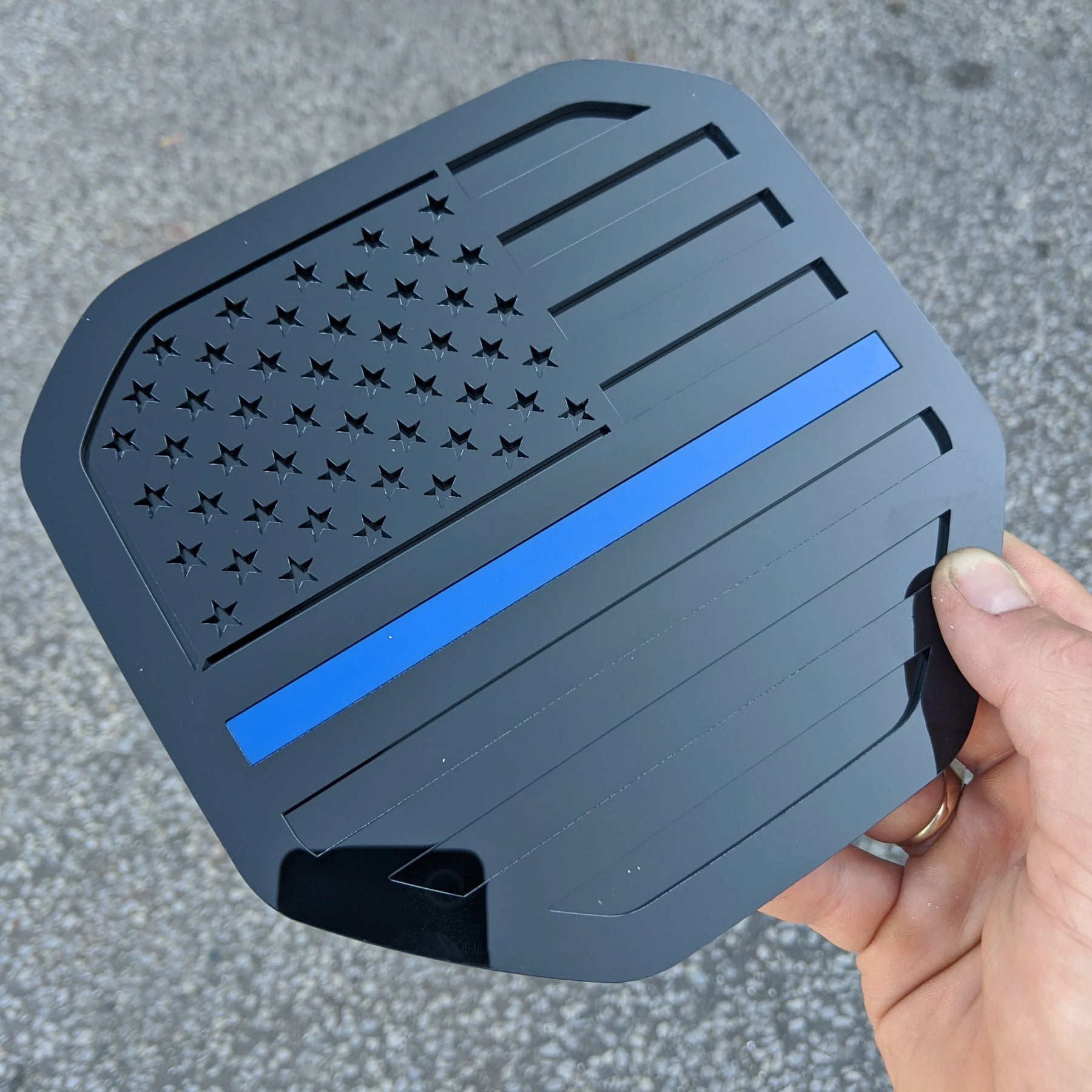 Badge drapeau américain - Compatible avec les modèles Dodge® Ram® Tailgate 2019+ (5e génération) - 1500, 2500, 3500 - Noir avec fine ligne bleue
