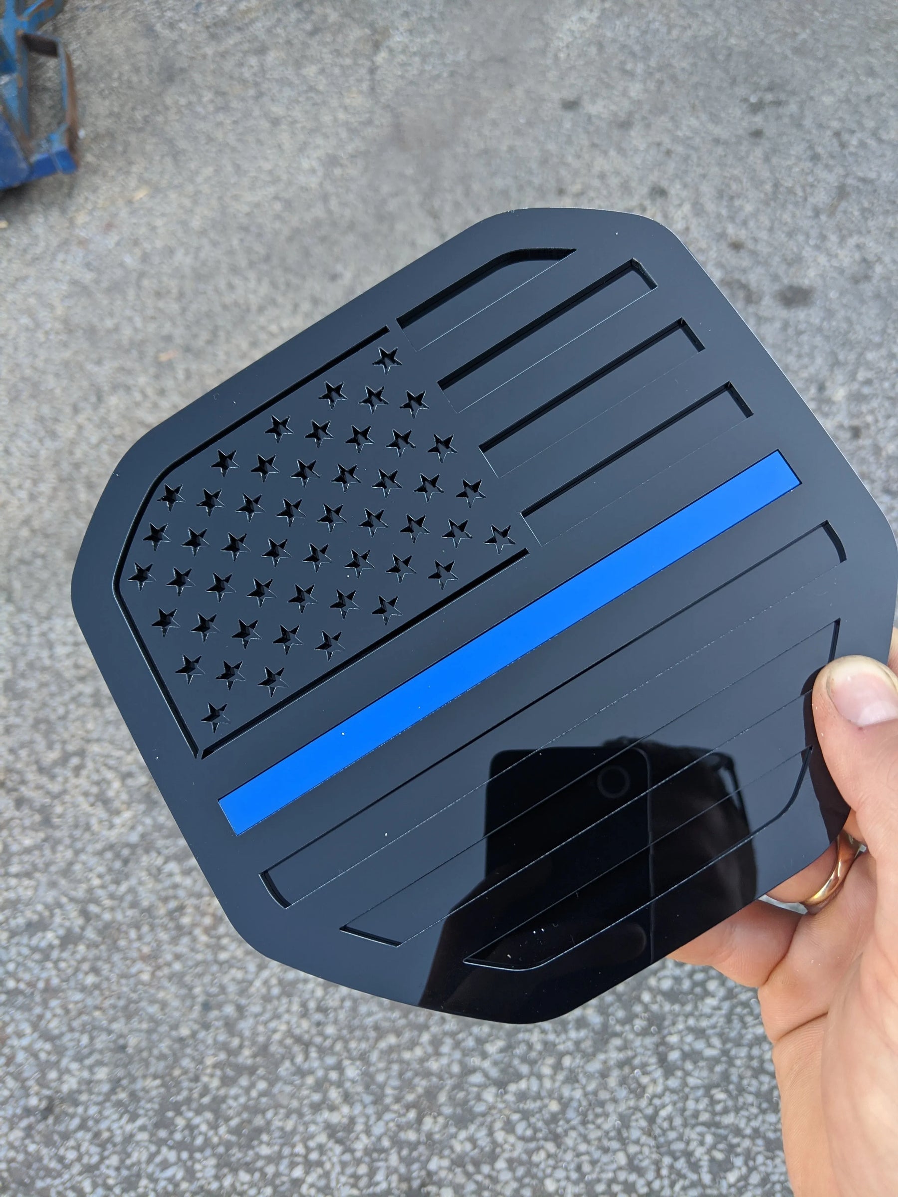 Badge drapeau américain - Compatible avec les modèles Dodge® Ram® Tailgate 2019+ (5e génération) - 1500, 2500, 3500 - Noir avec fine ligne bleue