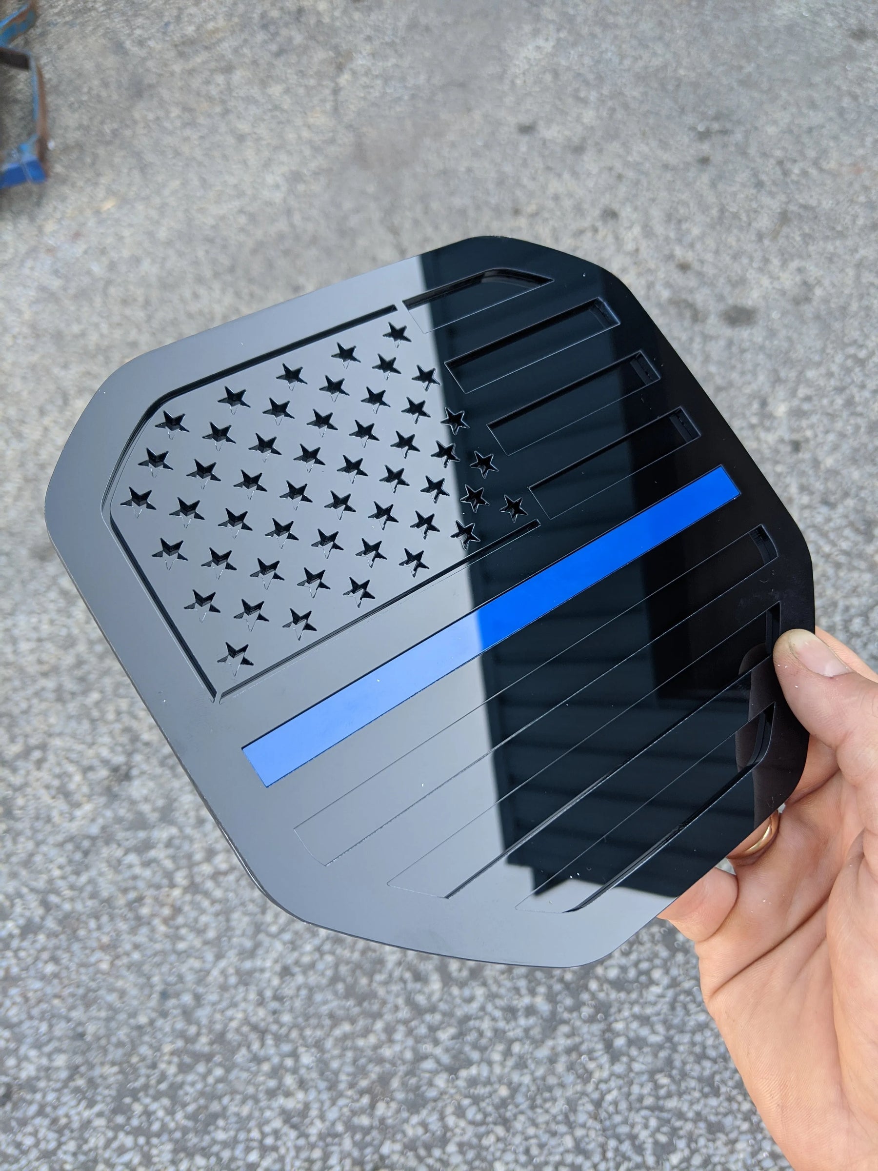 Badge drapeau américain - Compatible avec les modèles Dodge® Ram® Tailgate 2019+ (5e génération) - 1500, 2500, 3500 - Noir avec fine ligne bleue