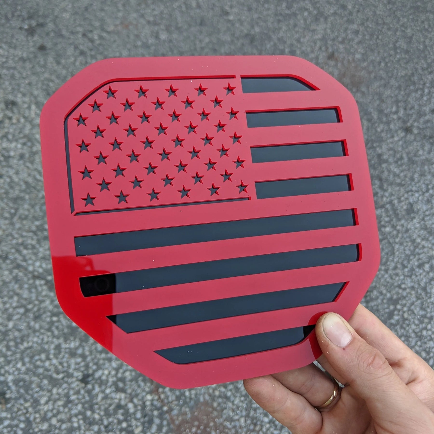 Badge drapeau américain - Compatible avec les modèles Dodge® Ram® Tailgate 2019+ (5e génération) - 1500, 2500, 3500 - Rouge sur noir