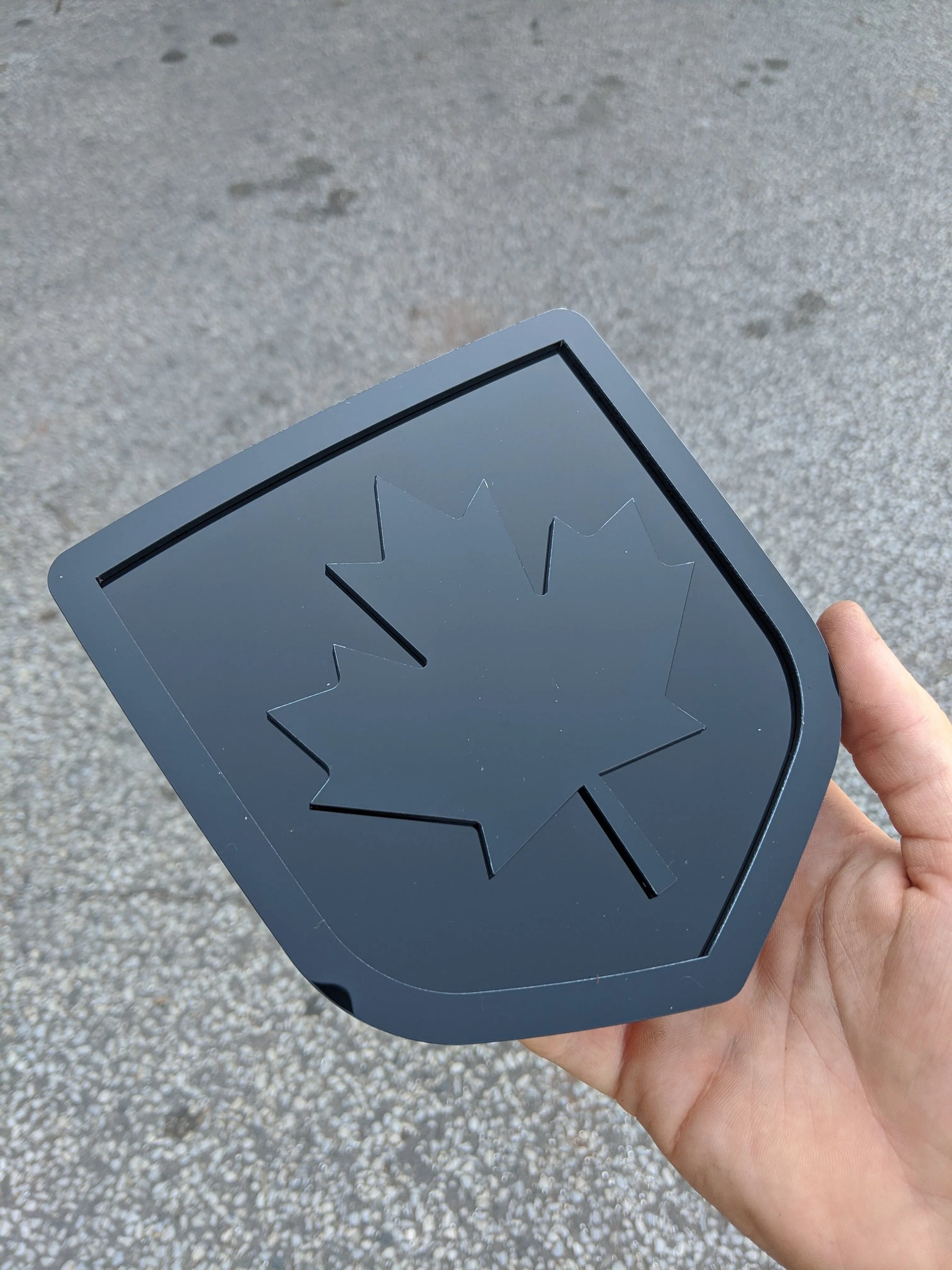 Insignia de Canadá: compatible con modelos Dodge® Ram® 2009-2018, portón trasero, 1500, 2500, 3500, negro sobre negro