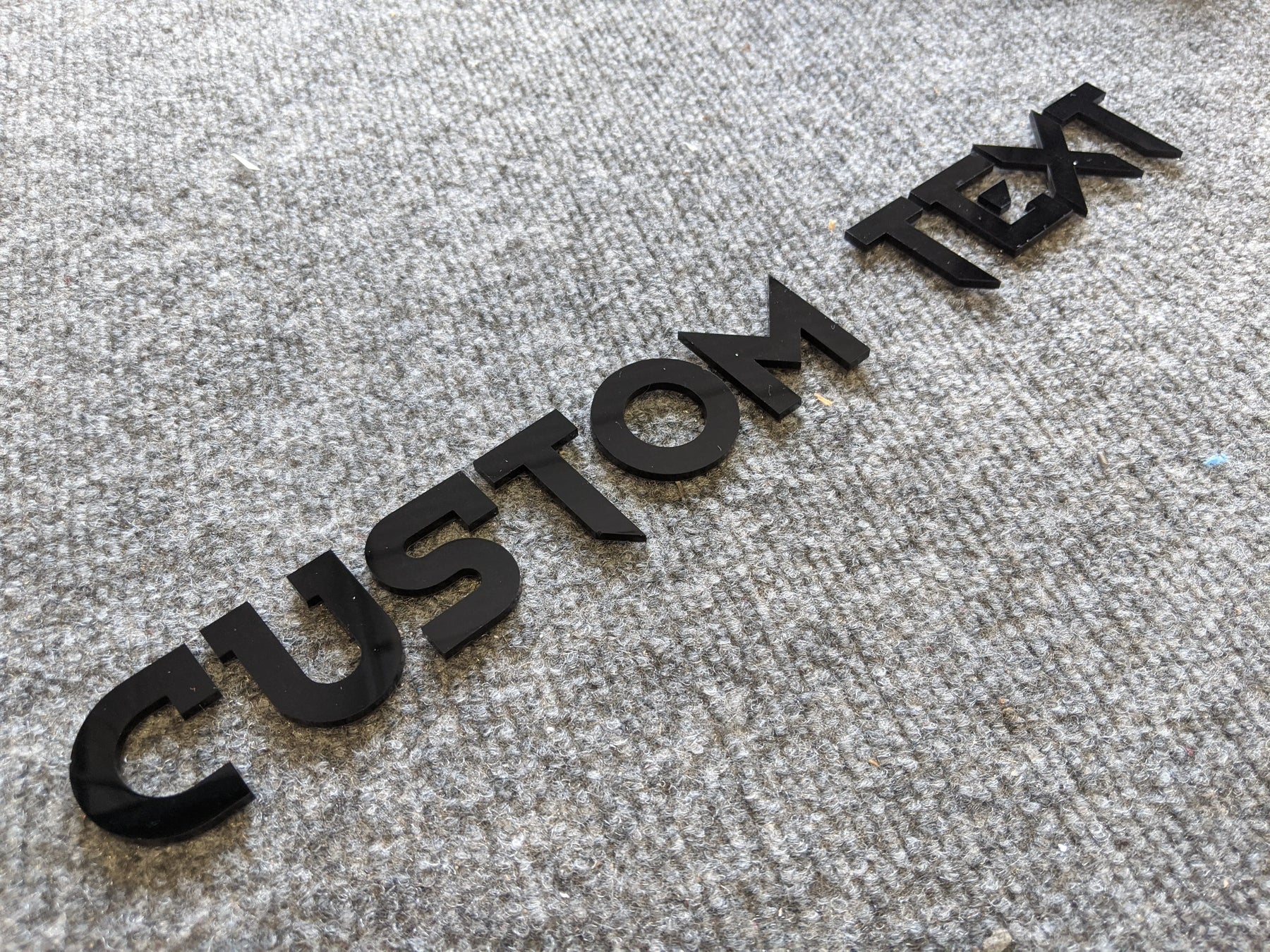 Insignia de texto personalizada - Fuente en negrita - Una capa - Negro