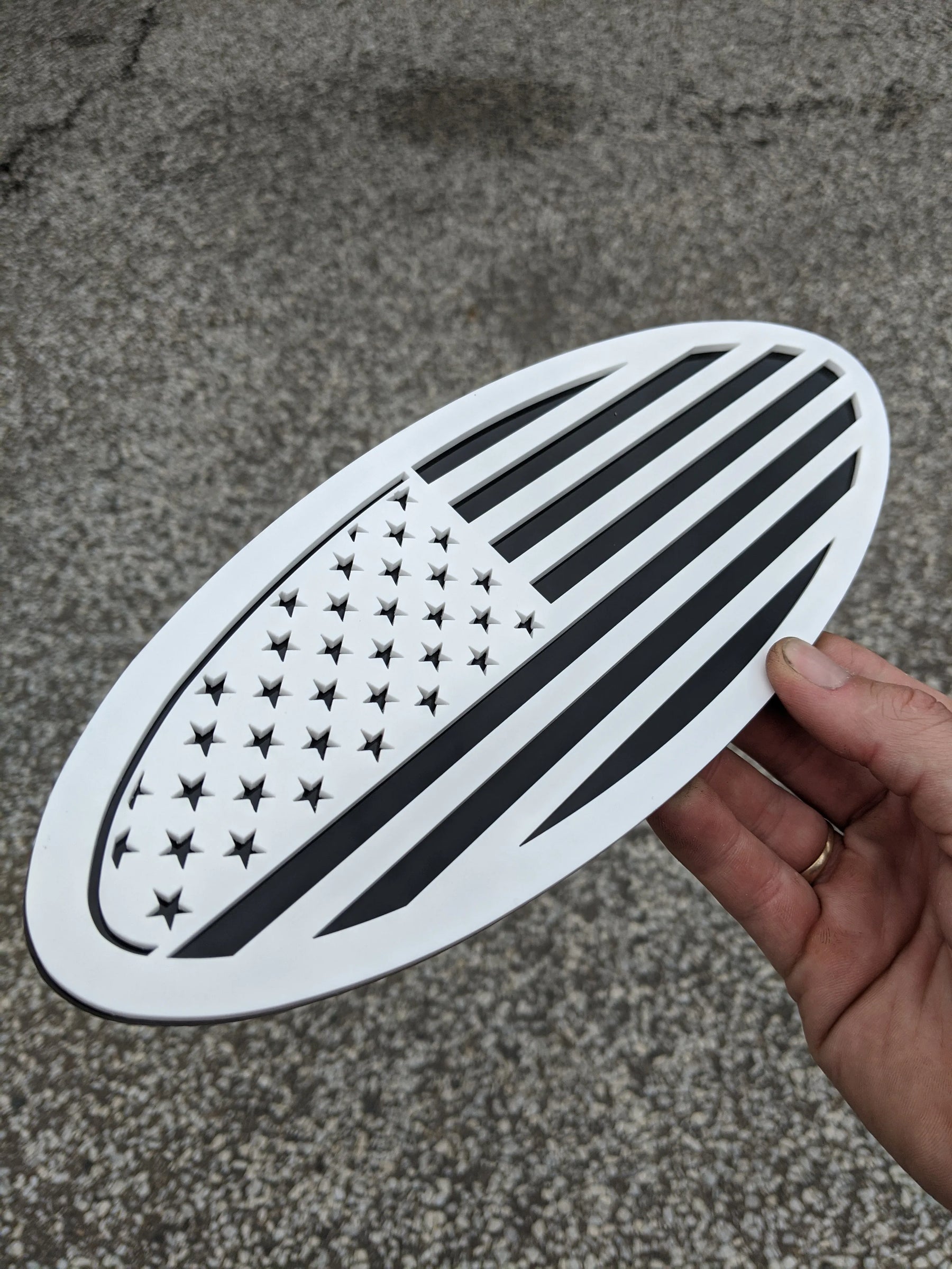 Insignia de la bandera estadounidense: se adapta a los modelos Ford® Super Duty® 2017-2019, portón trasero, 250, 350, 450, blanco sobre negro