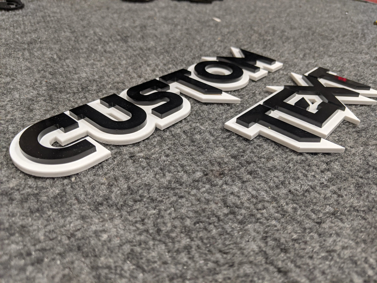 Insignia de texto personalizada - Fuente en negrita - Negro sobre blanco