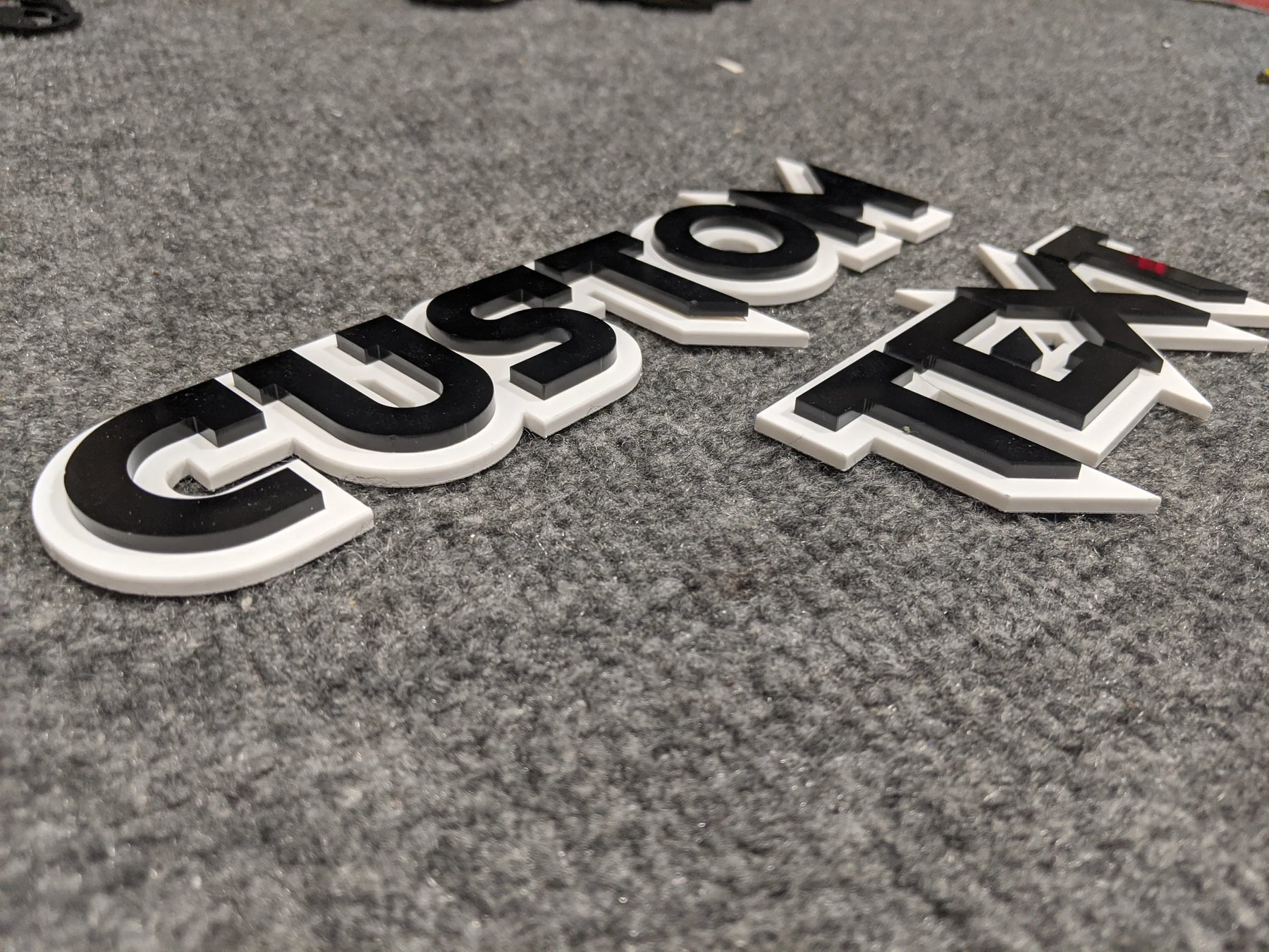 Insignia de texto personalizada - Fuente en negrita - Negro sobre blanco