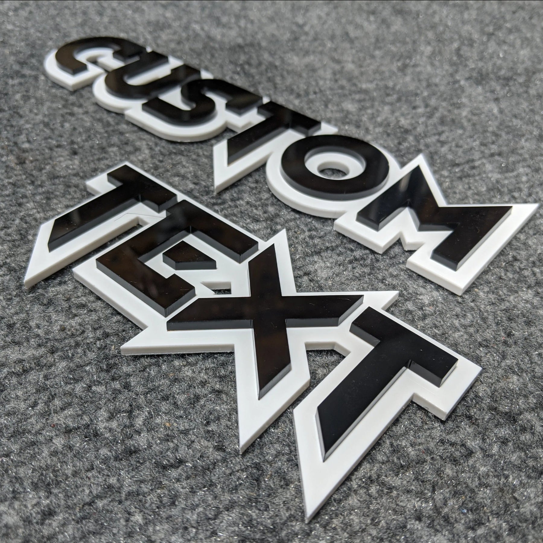 Insignia de texto personalizada - Fuente en negrita - Negro sobre blanco