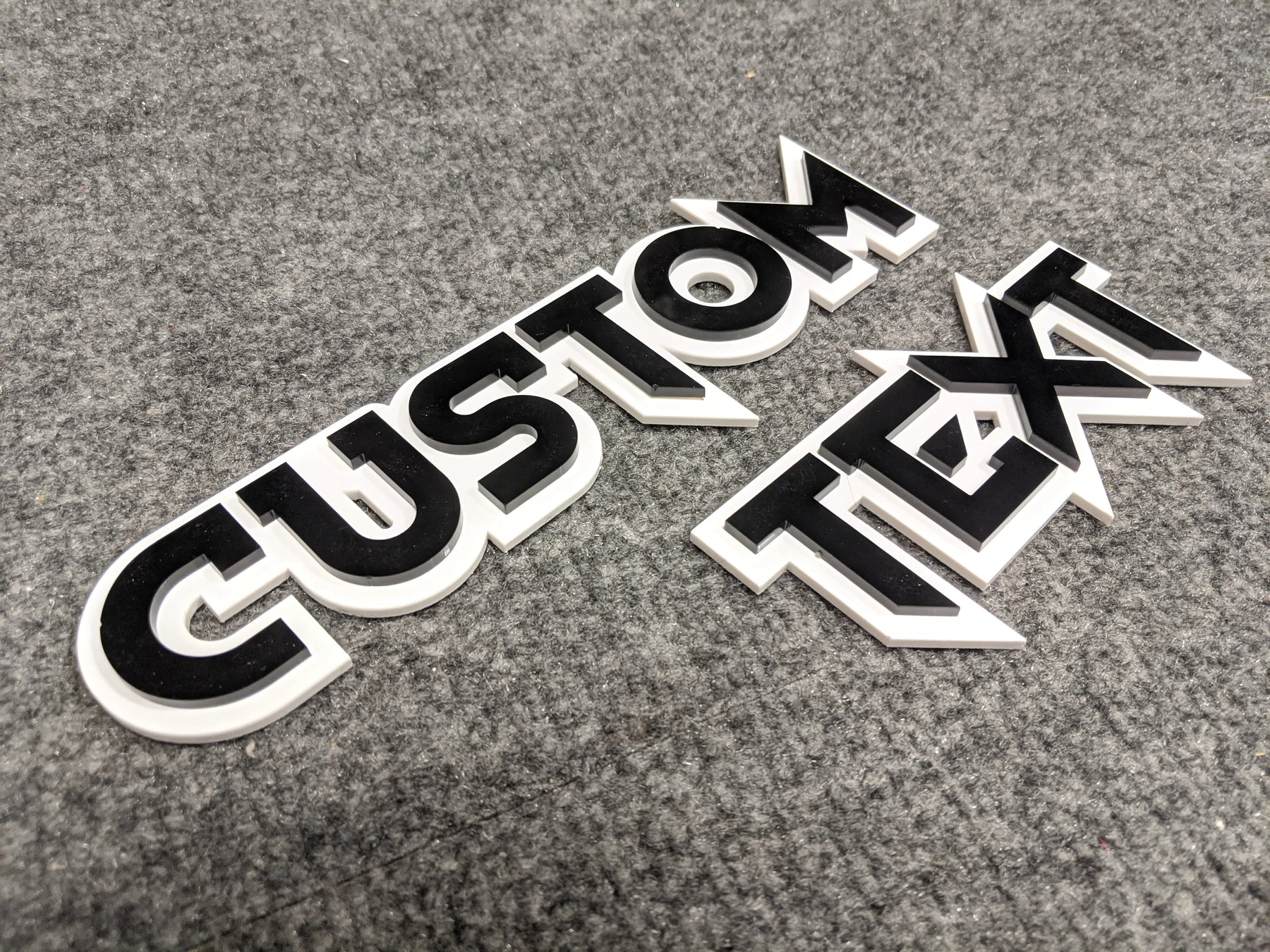Insignia de texto personalizada - Fuente en negrita - Negro sobre blanco