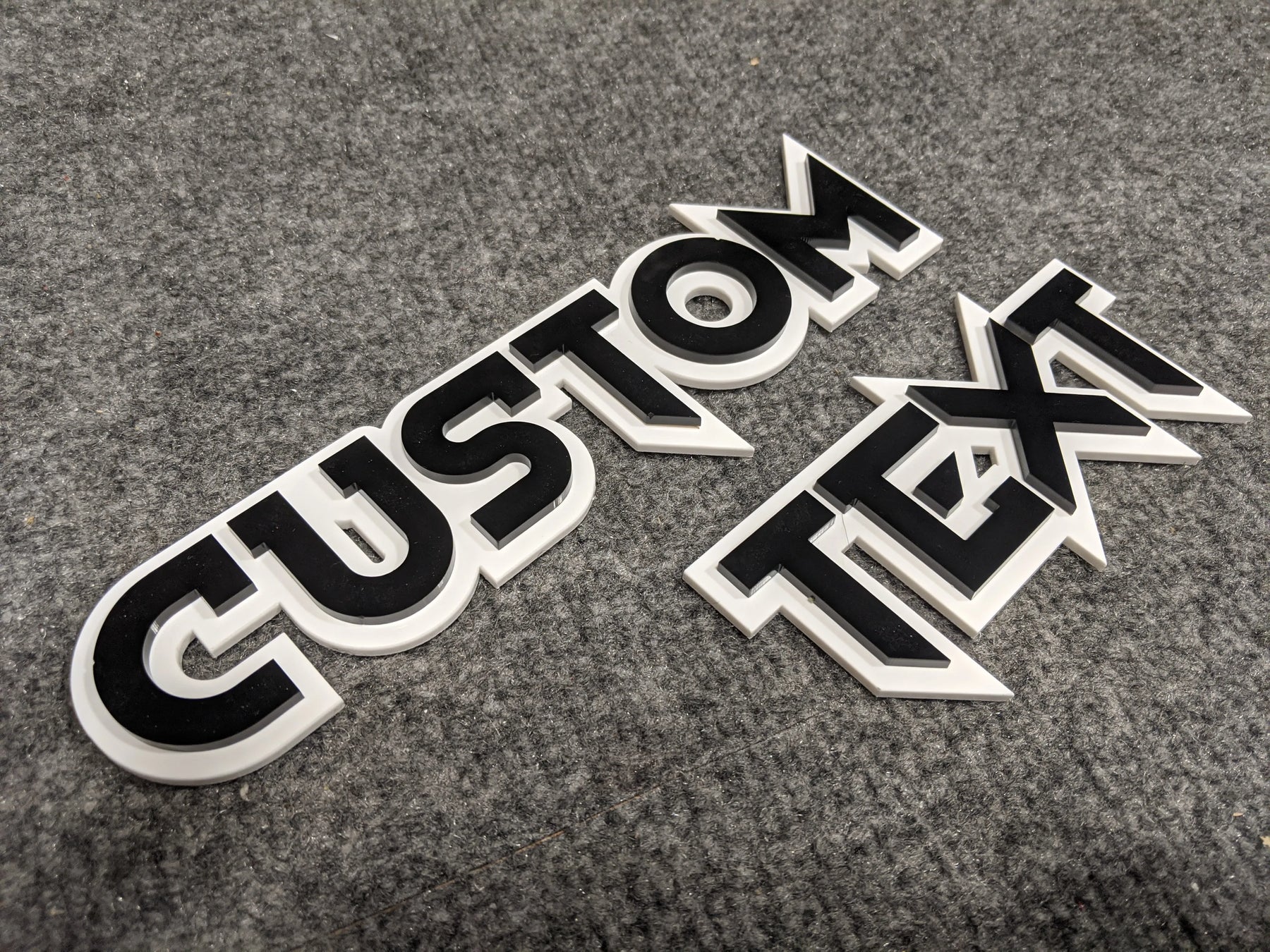 Insignia de texto personalizada - Fuente en negrita - Negro sobre blanco