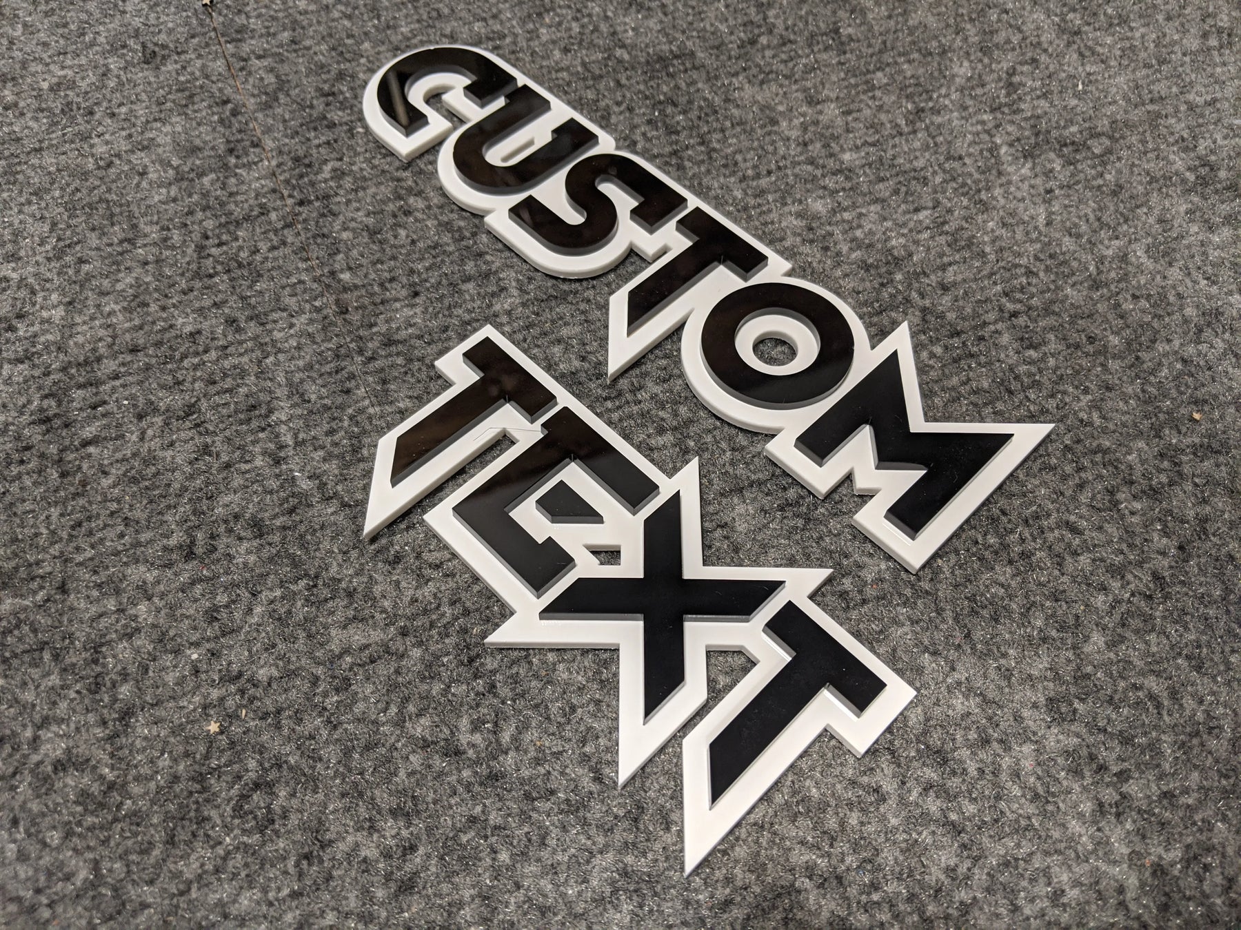 Insignia de texto personalizada - Fuente en negrita - Negro sobre blanco