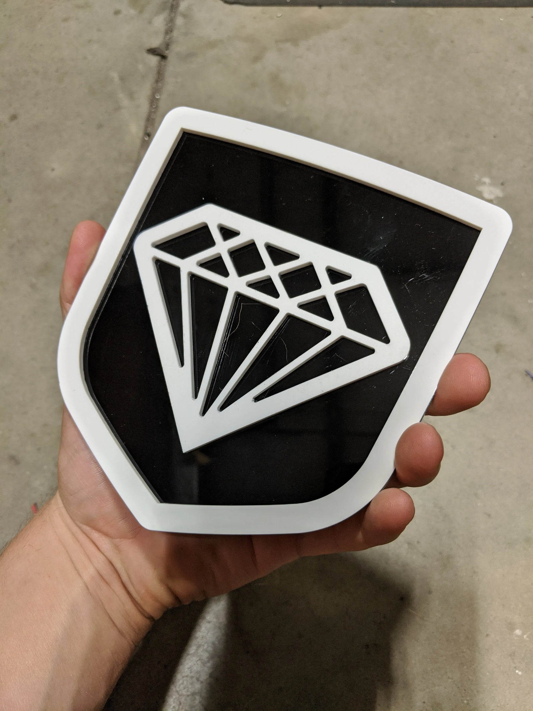 Insignia de diamante: se adapta a la puerta trasera de Dodge® Ram® 2009-2018: blanco sobre negro