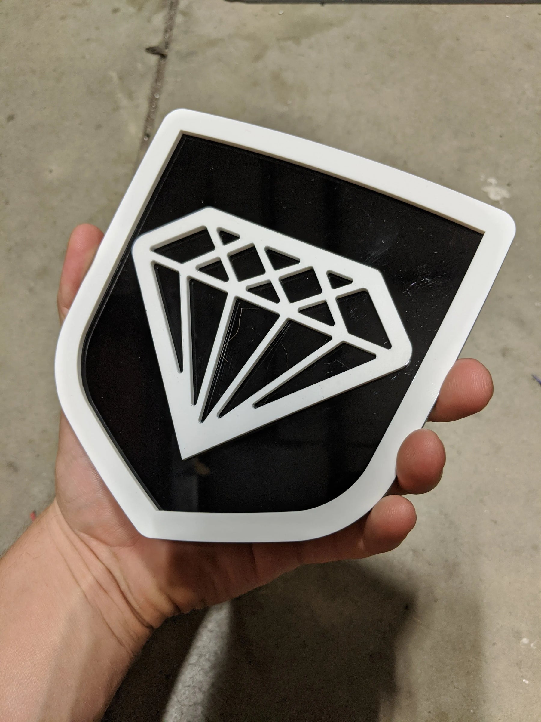 Insignia de diamante: se adapta a la puerta trasera de Dodge® Ram® 2009-2018: blanco sobre negro