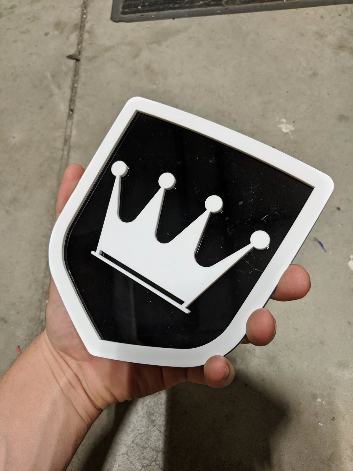 Insignia de la corona: compatible con portón trasero Dodge® Ram® 2009-2018: 1500, 2500, 3500: elija sus colores