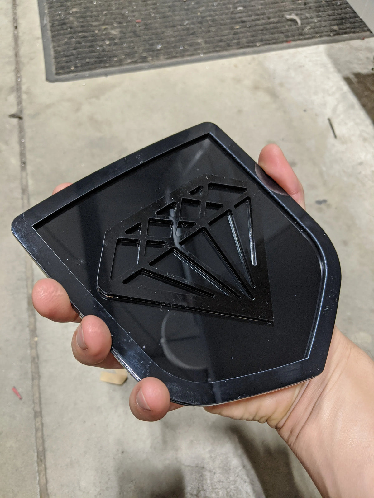 Insignia de diamante: compatible con el portón trasero de Dodge® Ram® 2009-2018, color negro