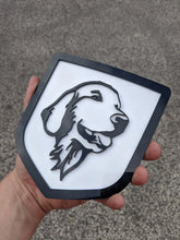 Insignia Golden Retriever: compatible con modelos Dodge® Ram® 2009-2018, 1500, 2500, 3500, color negro sobre blanco