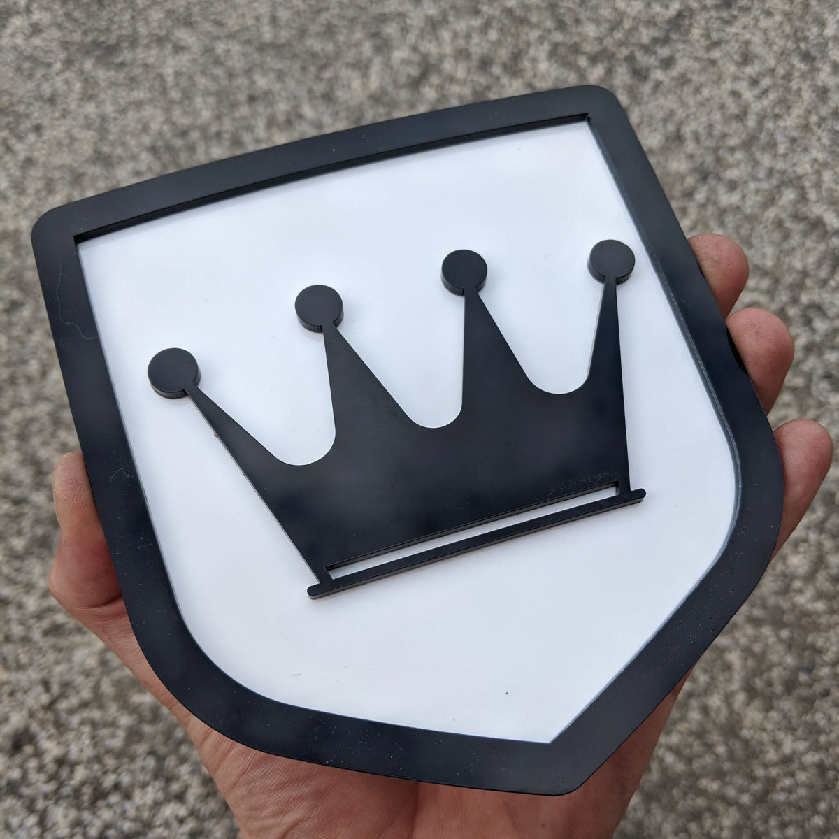 Insignia de corona: compatible con portón trasero Dodge® Ram® 2009-2018: 1500, 2500, 3500, negro sobre blanco