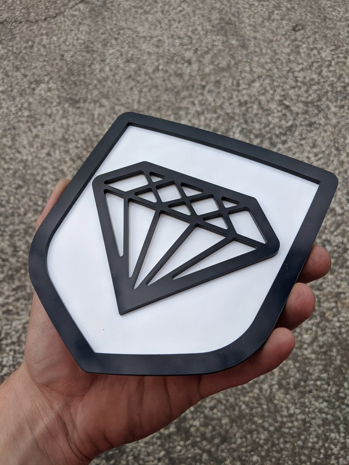 Insignia de diamante: compatible con portón trasero Dodge® Ram® 2009-2018: 1500, 2500, 3500, negro sobre blanco